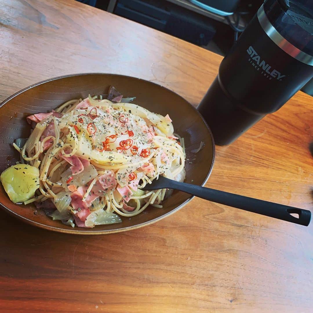 長田成哉のインスタグラム：「ダッチオーブンでワンポットパスタ、めちゃくちゃ簡単で美味いし創作意欲掻き立てられた。笑 クリーム系作るときはこれだな。確実に。 #個人的な自炊の記録」