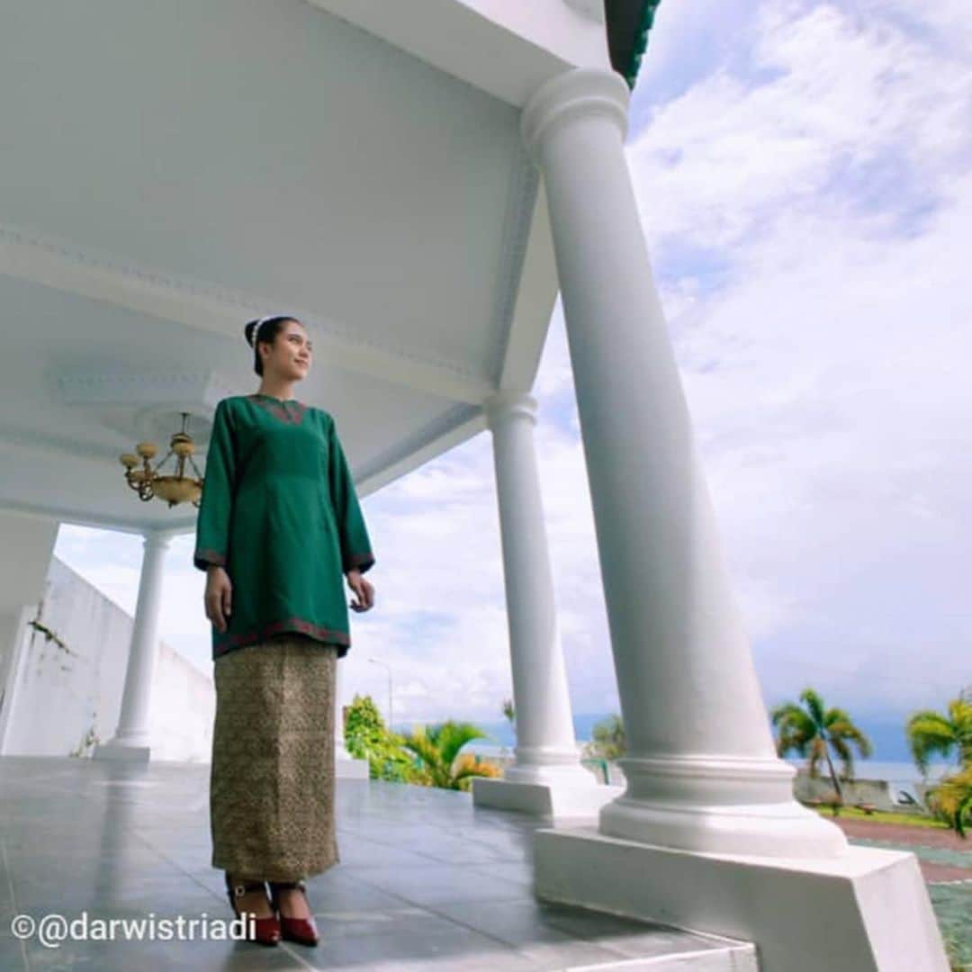 ジェニファー・ラヘル・ナタシャさんのインスタグラム写真 - (ジェニファー・ラヘル・ナタシャInstagram)「“Banyak hal yang bisa menjatuhkanmu. Tapi satu-satunya hal yang benar-benar dapat menjatuhkanmu adalah sikapmu sendiri.” - R.A Kartini - Selamat hari Kartini 💚 . . . photo by : @roybw  @darwis_triadi #kartini」4月21日 16時57分 - rclnatasyaa