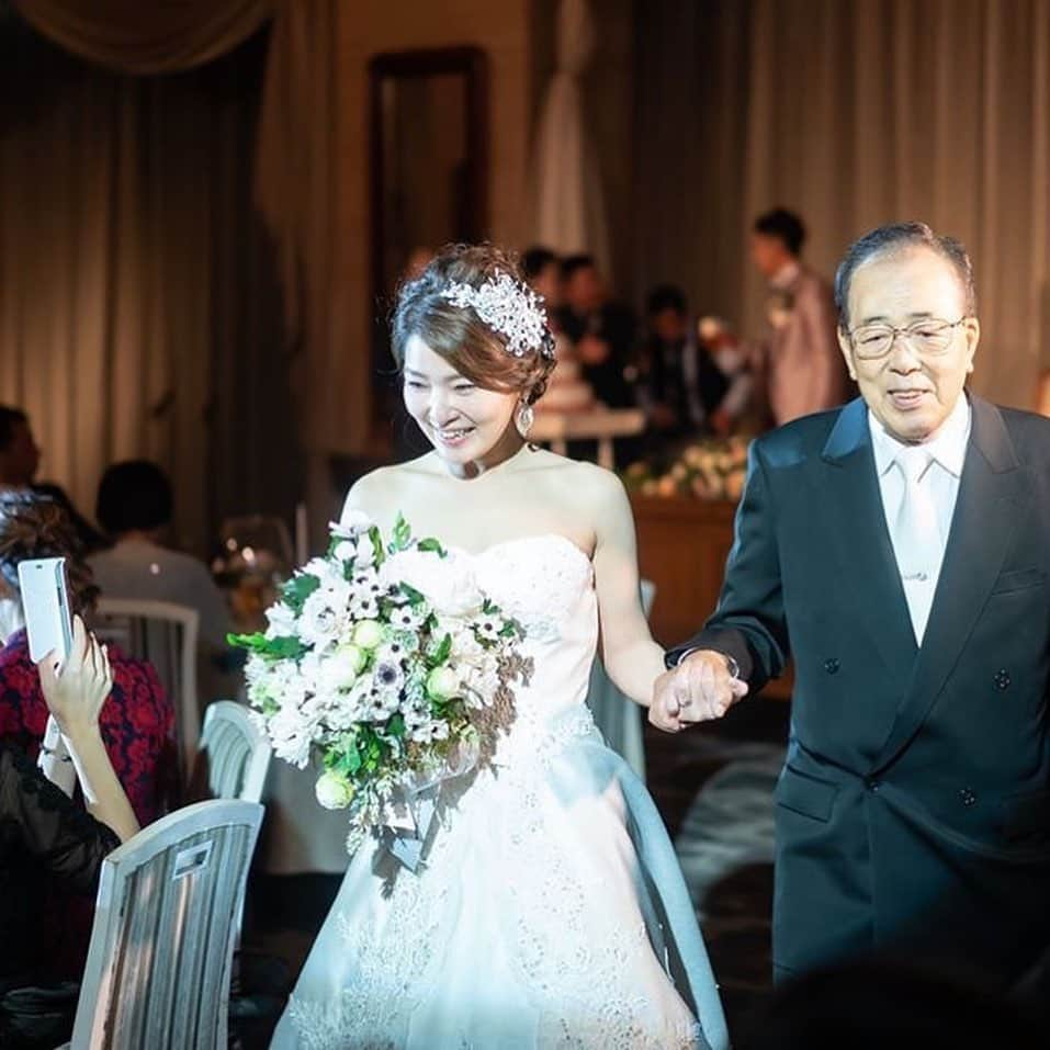 ホテルモントレウェディング【公式】 のインスタグラム：「♥ @montereyweddingをフォローして 『 #モントレ花嫁 』『 #ホテルモントレ』の タグをつけて投稿してくださいね＊*. . 💒👰ホテルモントレ グラスミア大阪 @grasmereosaka.wedding #卒花嫁 @sakiaoy さまより 素敵なお写真をリグラムさせていただきました！ . 中座のエスコートは大切な方に✧* 和やかな雰囲気にゲストも笑顔に♡*＊ . ——————————. ◆ブライダルフェア予約はこちらをcheck＊* http://bit.ly/2xJi8pN ◆ホテルモントレ グラスミア大阪の公式HPはこちら* https://www.monterey-wedding.jp/grasmere_osaka/ ——————————. . #ホテルモントレグラスミア大阪  #グラスミア大阪 #大阪 #osaka #モントレ #モントレ花婿 #プレ花嫁 #卒花 #weddingdress #プラコレ #ウエディングニュース #marryxoxo #wedding #dress #結婚式場 #日本中のプレ花嫁さんと繋がりたい #ブライダルフェア #結婚式 #パーティ #披露宴 #2020年春婚 #2020年夏婚 #2020年秋婚 #2020年冬婚 #ホテルウェディング」