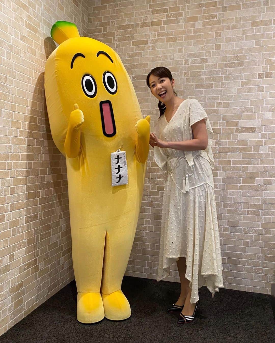 須黒清華さんのインスタグラム写真 - (須黒清華Instagram)「今夜6:55からは 「ありえへん∞世界」 豪華俳優陣の衝撃事件スペシャルです✨✨ . テレ東春のドラマに出演されている俳優の皆さんに、ドラマの番宣タイムをかけてありえへんエピソードを披露して頂きますっ！ . #鈴木京香 さん #高橋メアリージュン さん #田中圭 さん #安田顕 さん #増田貴久 さん #比嘉愛未 さん 皆さんの面白くて可愛い衝撃事件の数々…🌸 お楽しみにっ‼︎ . #衣装 #velnica 靴は #dianashoes  #ナナナ も応援に来てました🍌 #ありえへん世界 #関ジャニ #村上信五 さん #丸山隆平 さん #安田章大 さん #美輪明宏 さん #宮崎哲弥 さん」4月21日 17時04分 - sayaka_suguro