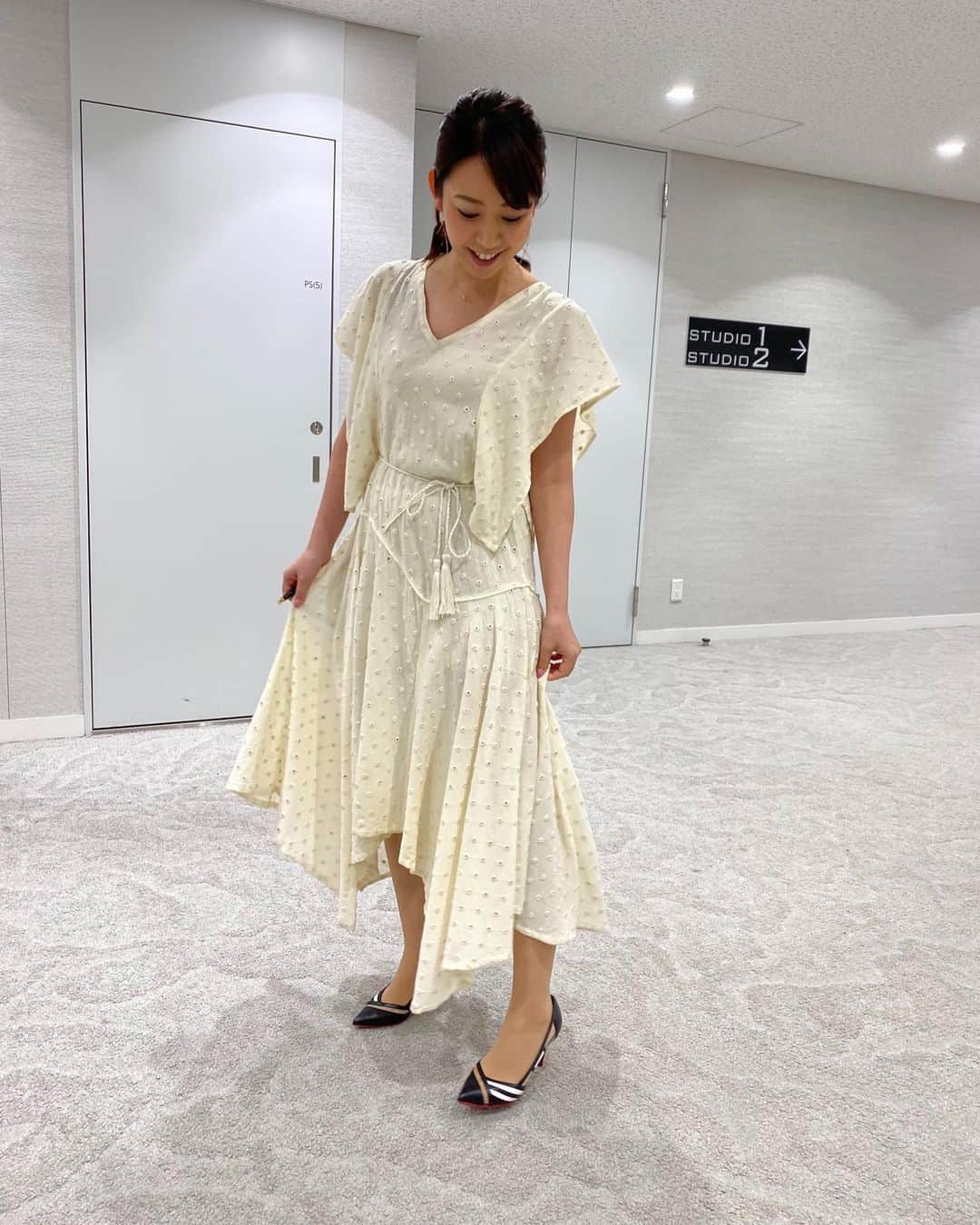 須黒清華のインスタグラム：「今夜6:55からは 「ありえへん∞世界」 豪華俳優陣の衝撃事件スペシャルです✨✨ . テレ東春のドラマに出演されている俳優の皆さんに、ドラマの番宣タイムをかけてありえへんエピソードを披露して頂きますっ！ . #鈴木京香 さん #高橋メアリージュン さん #田中圭 さん #安田顕 さん #増田貴久 さん #比嘉愛未 さん 皆さんの面白くて可愛い衝撃事件の数々…🌸 お楽しみにっ‼︎ . #衣装 #velnica 靴は #dianashoes  #ナナナ も応援に来てました🍌 #ありえへん世界 #関ジャニ #村上信五 さん #丸山隆平 さん #安田章大 さん #美輪明宏 さん #宮崎哲弥 さん」