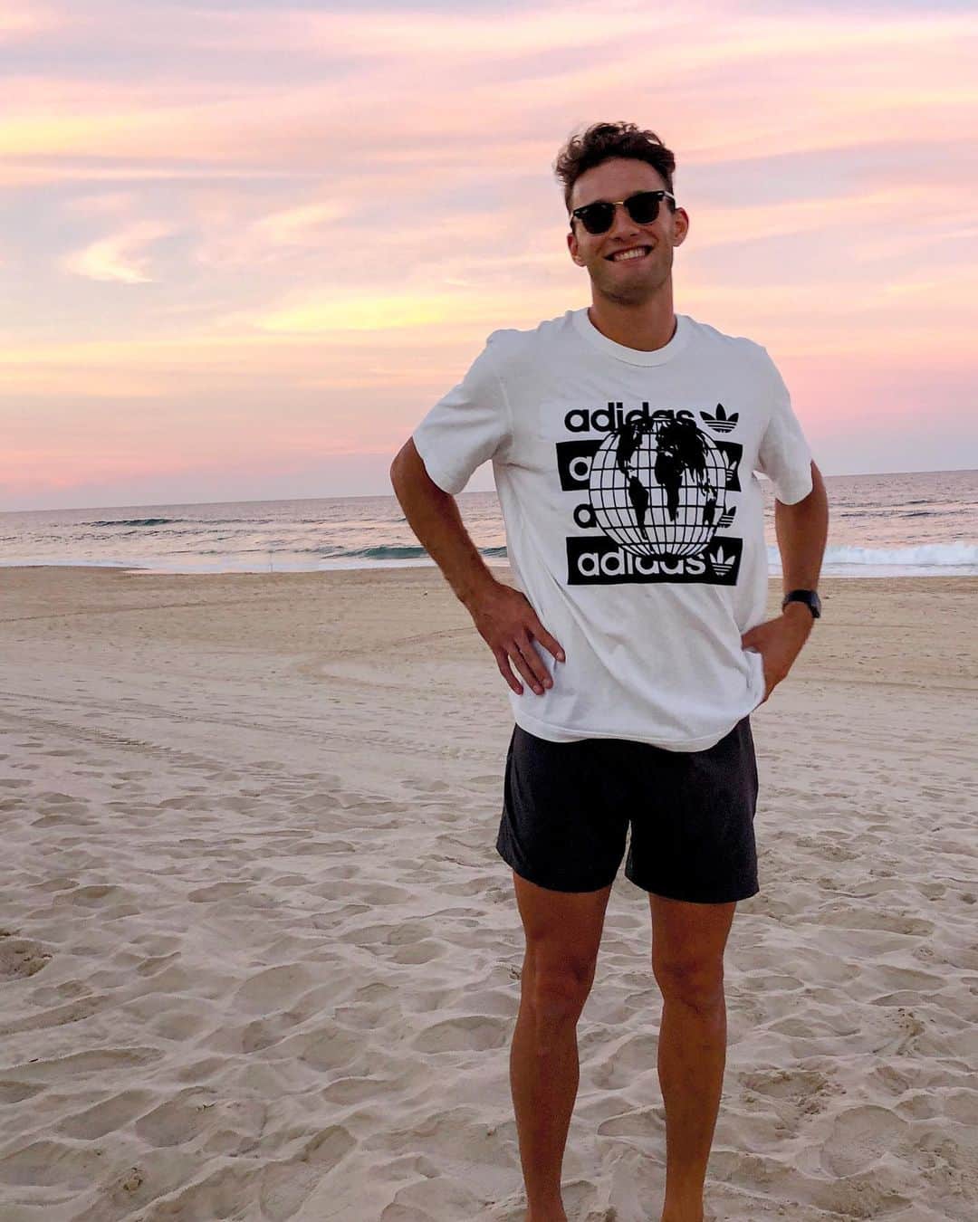 カーティス・マーシャルのインスタグラム：「Just a socially awkward guy enjoying his distance 🦕」