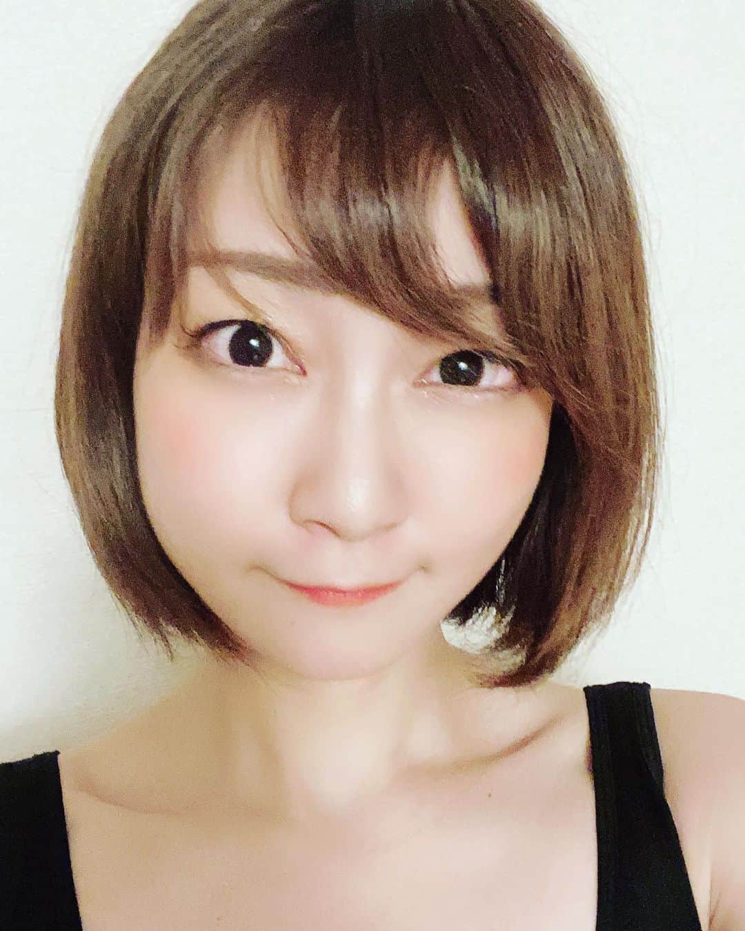ヒラヤマンのインスタグラム：「この写真風呂入ろうとしてせっかく化粧したのに写真撮ってないや！って思って慌ててキャミだけ着て撮ったっちゃん。保育園休みやし家におる方がむしろ普段より忙しい！笑」