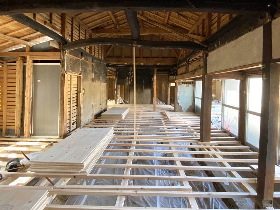 有限会社 稲葉製材住宅のインスタグラム：「リノベーション物件　Day4 【床下地】 長年湿気にさらされ シロアリなど傷みが激しく、 大引（床下地）から取替えることにしました💦 床が沈んだりしている箇所もあり、 全部やり換えることで真っすぐな床になります🙆‍♂️ この作業がかなり大変💦 床がずっと繋がっているので どこを基準にするかで仕上がりが変わってきます❗ 完成ををイメージして進めていきます🏄  #リノベーション #大型リフォーム #床 #バリアフリー #建築 #木造 #空き家再生 #リノベーション住宅 #空き家活用 #暮らしやすい家 #使いやすい家 #丁寧な家づくり #暮らし #日々 #リフォーム #家づくり #家 #マイホーム #エコ #リノベ #高品質 #高性能住宅 #いい家 #工務店 #熊本 #玉名 #山鹿 #稲葉製材住宅 #イナバ #セレクト工務店」