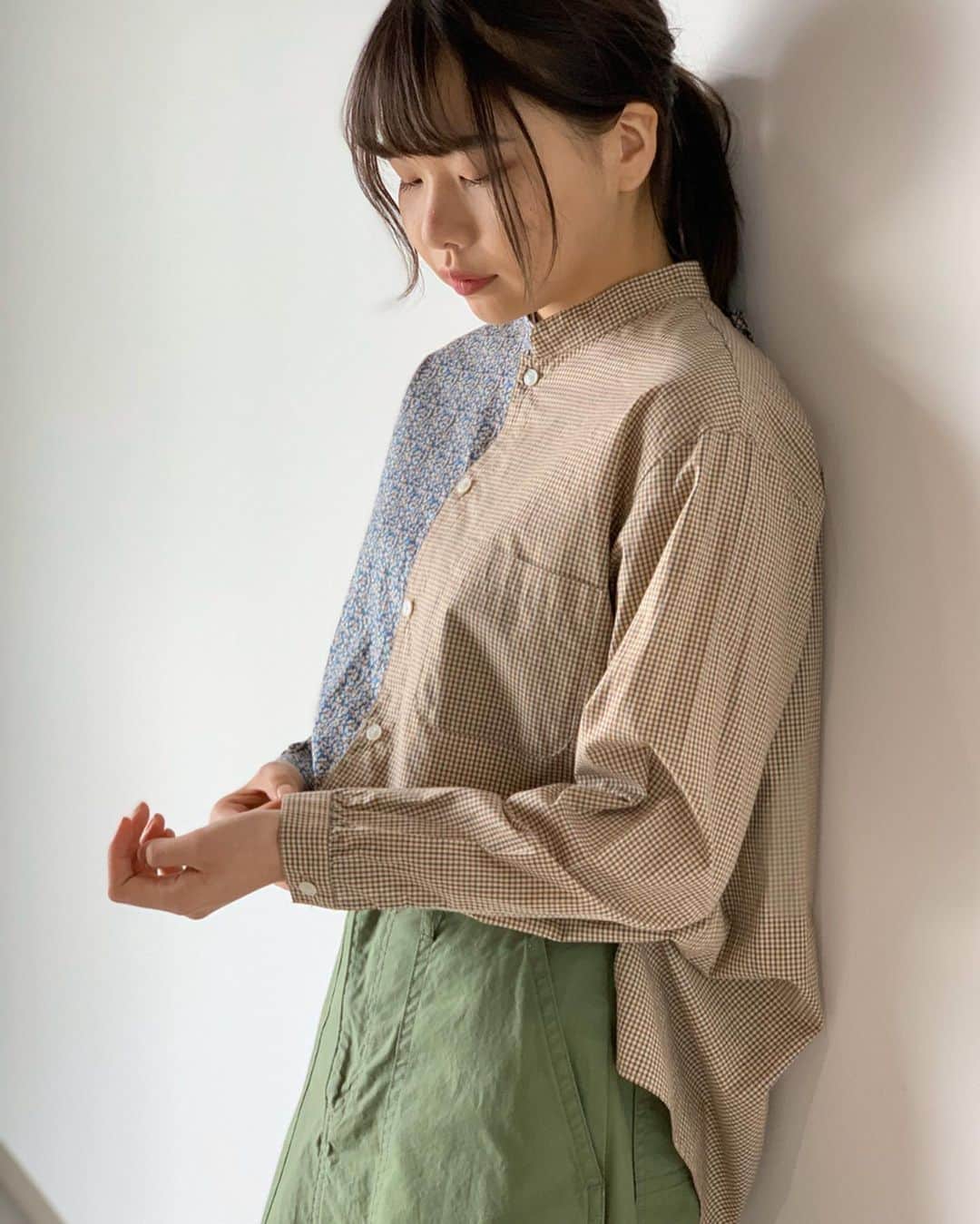 ネ・ネットのインスタグラム：「【 ネ・ネット MADE WITH LIBERTY FABRIC pickable 】  ネ・ネット定番の「pickable shirts」をリバティプリントで表現しました。 左右で異なる柄を組み合わせたネ・ネットのシンボリックなブラウスで、HUMORでは5種類の組み合わせからお選びいただけます。  #ネネット #nenet #新作 #new #spring #summer #2020 #collection #fashion #tokyo #japan #大人カジュアル #大人ネネット #otona_nenet #LIBERTY #libertyfabric #リバティ #pickable #ピッカボー」