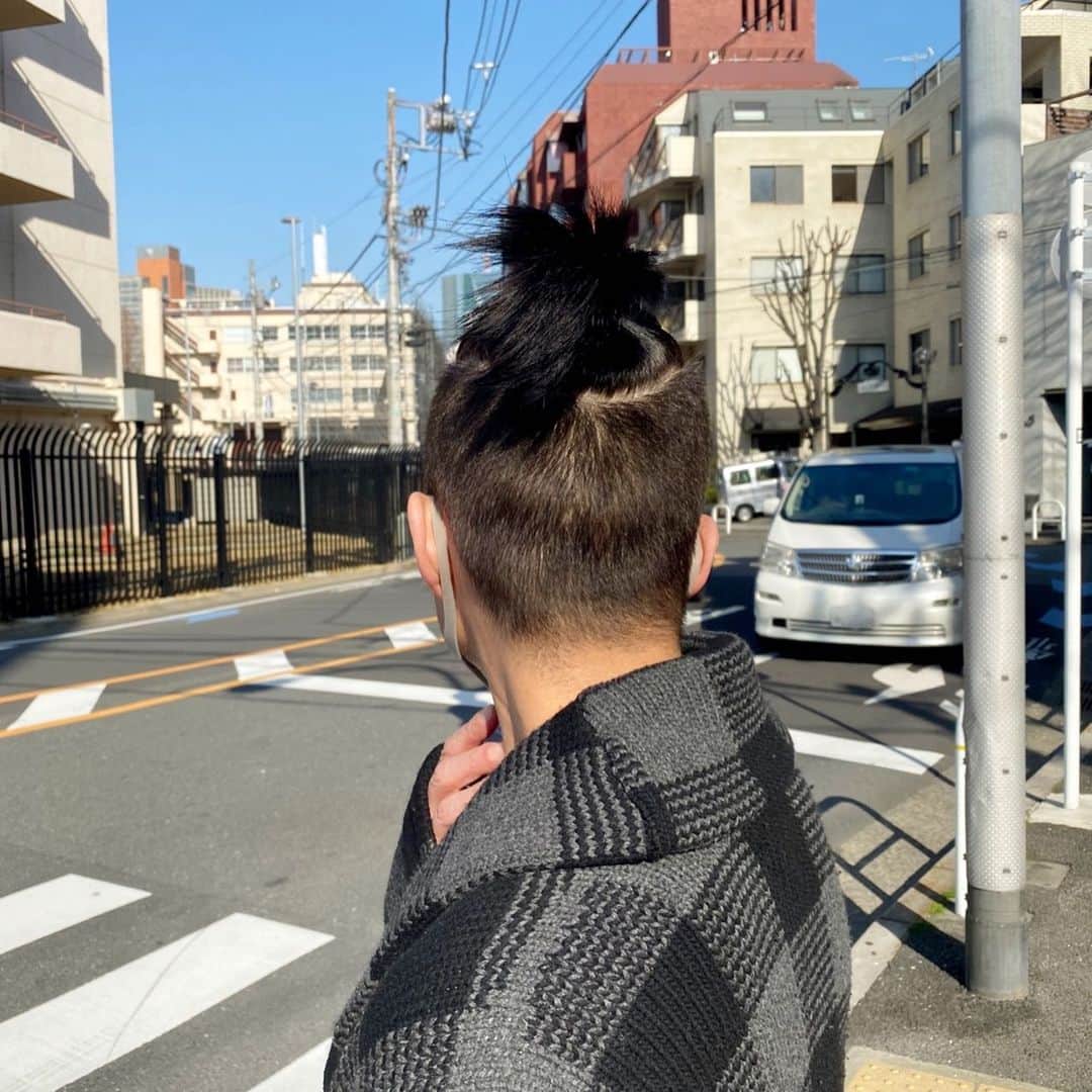 のインスタグラム：「いつかのちょんまげ🤔  #久保田利伸の後ろ姿  #寝癖で曲がってる #携帯ストックより」