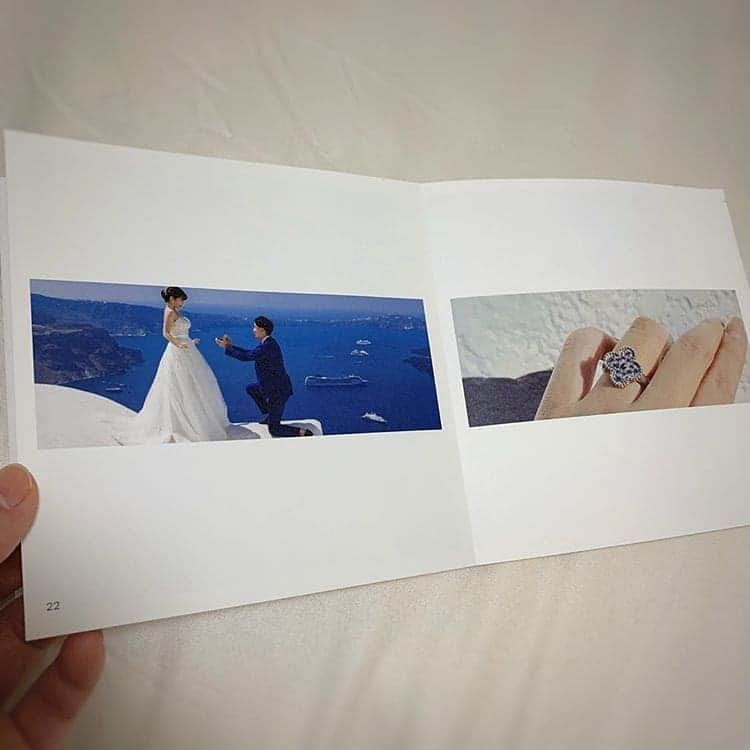 Photobackさんのインスタグラム写真 - (PhotobackInstagram)「本日ご紹介するのは、 𝑺𝒂𝒚𝒂(@saya_wedding0419)さまの 作品です🏝👰 突き抜けるような青空が 印象的なウェディングブック📚 . 『サントリーニ島で プロポーズを受け、 記念に撮影した ウェディングフォトを カタチに残したいと思い、 つくったのがきっかけです💛』 と、𝑺𝒂𝒚𝒂(@saya_wedding0419)さま🦋 . 一生の思い出に残る プロポーズを こんな素敵な場所で💕 憧れちゃいますね🤗 . 中面のお写真もすべてが 素敵な風景と一緒に 撮られていてとっても おしゃれな作品に😍 . 結婚式のウェルカムスペースに 置くことも ご検討されているそうですが、 みんな手に取りたくなる 一冊になっています✨ . ROUGHの36ページで つくられたこの作品🌸 正方形の統一された レイアウトが、 より一層作品の雰囲気を 押し上げてくれています📸 . 𝑺𝒂𝒚𝒂(@saya_wedding0419)さま、 今回は素敵な作品を ありがとうございました👗 . #photoback #フォトバック #フォトアルバム #フォトブック #アルバム #photo #写真 #photoback作品紹介2020 #ROUGH #思い出 #結婚式 #結婚 #ブライダル #花嫁 #ウェディング #ウェディングフォト #花嫁diy  #プレゼント #結婚記念日 #結婚アルバム #ウェディングアルバム #サントリーニ島」4月21日 17時27分 - photoback.jp