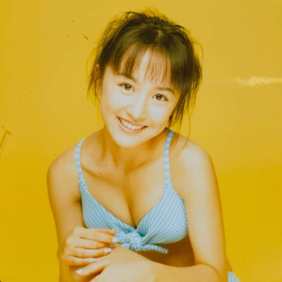 山川恵里佳さんのインスタグラム写真 - (山川恵里佳Instagram)「: : 家の整理してたら昔の写真発見✨ 私の歴史をザザッと紹介させてもらっていいですか？ : 勝手にスタート❤︎ 1枚目→赤ちゃんヨダレ時代🍼 2枚目→ピース得意な3歳児 3枚目→こけしと共に幼稚園児 4枚目→日焼けガッツリ小学生 5枚目→ピンク大好き中学生 6枚目→カラオケにハマる高校生 7枚目→IBC岩手放送の番組に出演させていただいていた高校？中学生？へいちゃんだ❤︎ 8枚目→岩手雪まつりのイメージガールに選ばれた高校生 9枚目→ルーズソックス命の高校卒業前😆 10枚目→ミスヤンマガ準グランプリに選ばれた17歳👙 : 私もオトナになりましたね🤗 : 改めて振り返ってみると 色々な方から沢山の愛情と笑顔を頂いてきた人生です✨ : おかげさまでプラスの充電はできているので 必要な人に良い形でプラスパワーを分けられる人でありたいです☺️ アンパンマンみたいにね❤︎ : : #私の歴史 #10枚にまとめてみました #岩手県盛岡市 #赤ちゃん #こけし #女子高生 #ルーズソックス #ソックタッチ世代  #ヤングマガジン #グラビア #アンパンマン #instagram  #instagood  #love #smile  #女子高生のタグでとんできた人ごめんなさい笑 #❤︎」4月21日 17時39分 - erika_3_official