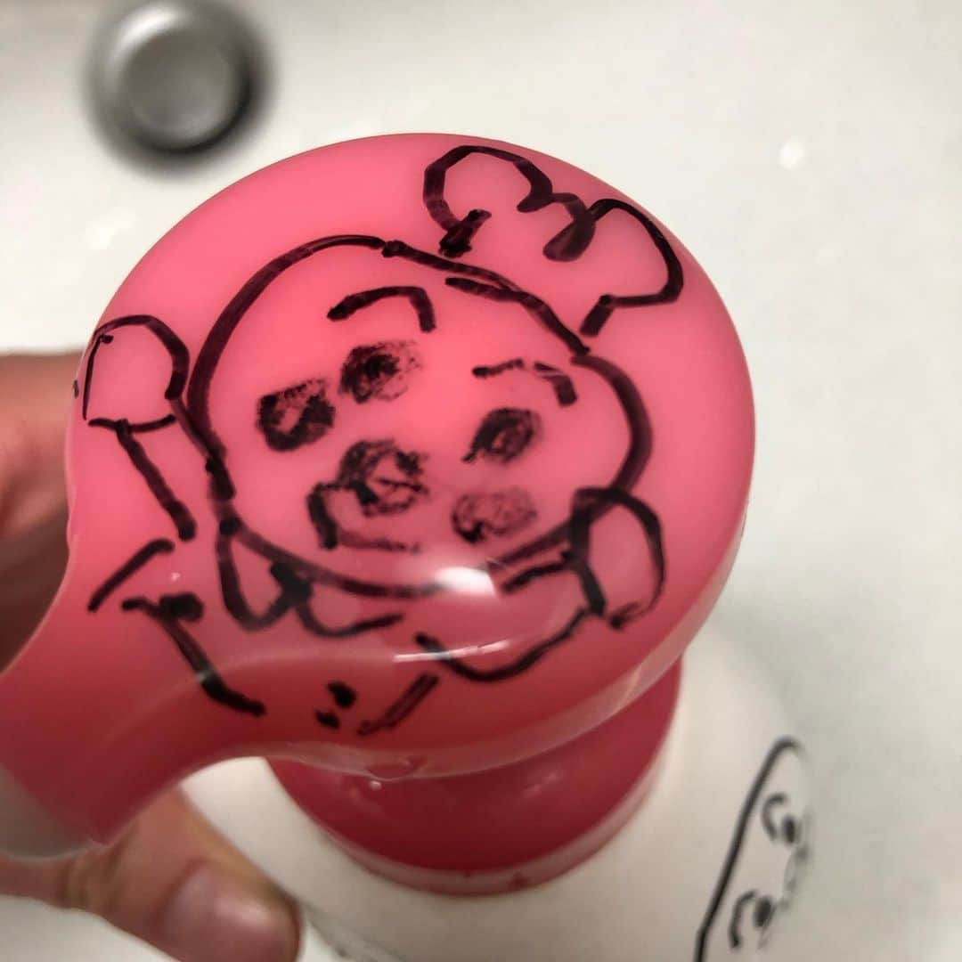 小泉エリのインスタグラム：「‪そういえば前に実家に帰った時にハンドソープにこんな可愛い落書きが🤣‬ ‪孫が楽しく手洗いできるようにと、おばあちゃんの計らいでした😋‬ ‪今はおうちで1人で手洗いできるようになりました😆‬ ‪おばあちゃんにうがいも教えてもらっていたみたいで、上手に「ガラガラぺー」ってやっています👵‬ #おうち時間」