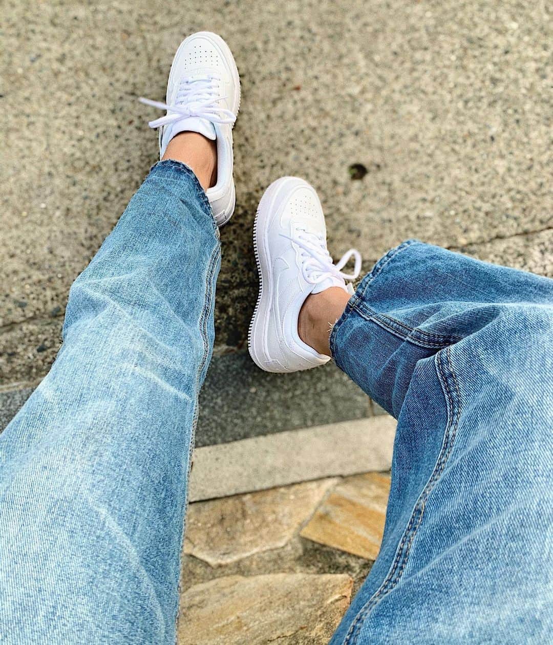 Airi Shibuyaのインスタグラム：「White x Denim💙 . 真っ白のスニーカーやっぱかわいい👟😍 . #airforce1shadow#airforce1#nike #エアフォース1#ナイキ#スニーカー」