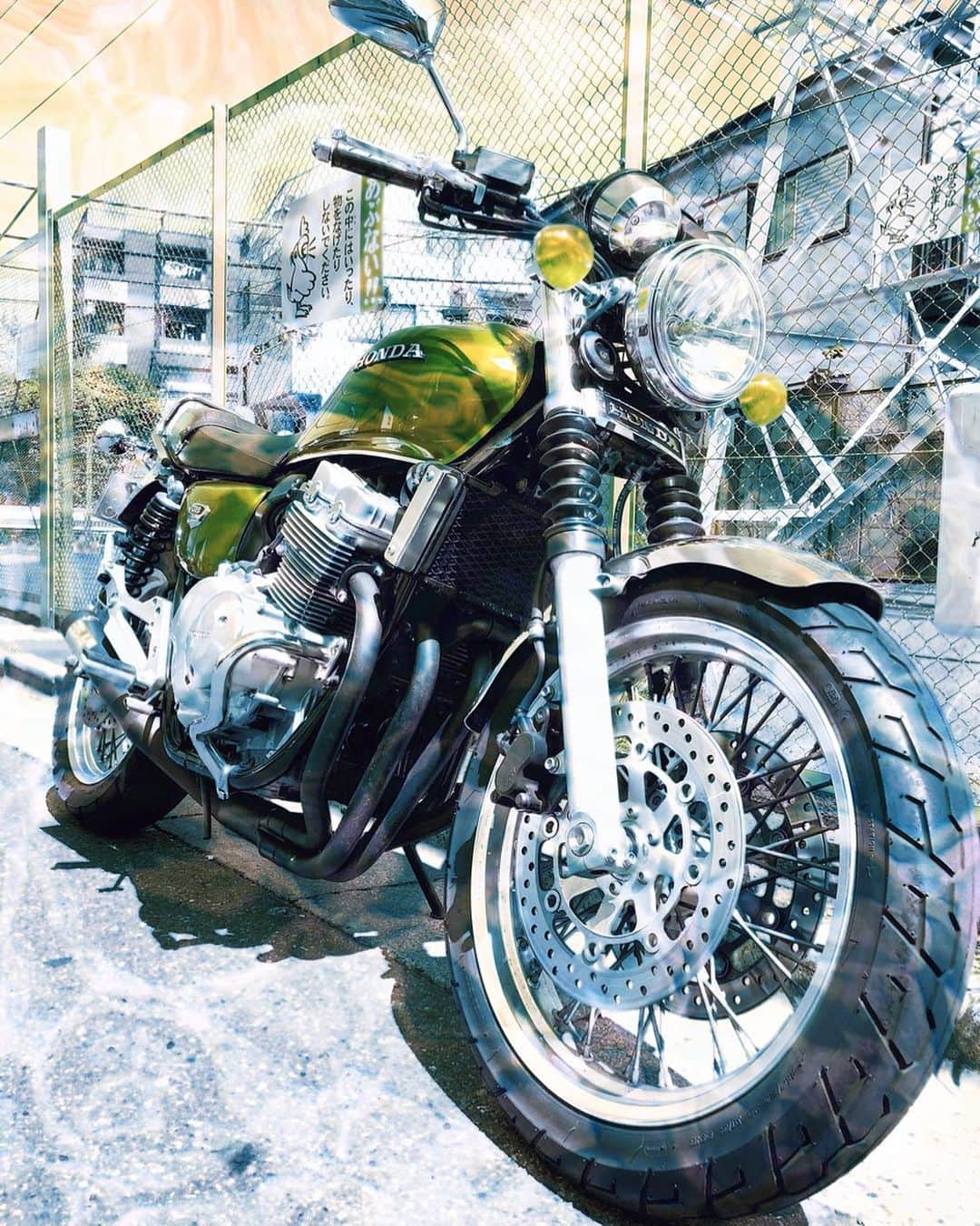 久保田秀敏のインスタグラム：「乗ってはいません。 ただ眺めてるだけ。🤤 #honda  #cb400four  #nc36 #ヨンフォア #ヨシムラストレートサイクロン  #絶版車 #自己満 #バイク  #bike #motorcycle  #classicmotorcycle #バイク好きな人と繋がりたい  #バイクのある生活  #バイクのある風景  #バイクが好きだ  #バイク写真部  #バイク乗りと繋がりたい  #バイクライフ  #ツーリング仲間募集中  #コロナに負けるな  #外出自粛  #自宅待機 #自宅警備」