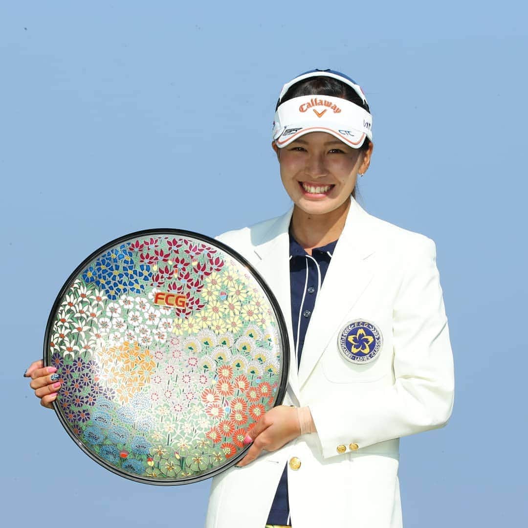 フジテレビONE/TWO/NEXTのインスタグラム：「歴代女王の藤田光里や永峰咲希、昨年大会2位の吉本ひかる、 さらに世界ランキング4位の畑岡奈紗、昨年の賞金女王・鈴木愛、ツアー通算13勝の成田美寿々が出演！  フジサンケイレディスクラシック特別編ライブ！ 📆4/26(日)08:30～/24:00～ 📺フジテレビONE ※この番組は地上波フジテレビ系で全国生放送されます。  新型コロナ感染拡大予防のため残念ながら中止となった今年の #フジサンケイレディスクラシック だが、 その開幕を楽しみにしていた皆様に送るスペシャルプログラム！ 今年で39回目を迎えようとしていた歴史を彩った数々のドラマや、 世界の100コースにも選出される川奈という美しい舞台の裏側、 またフジテレビのスタジオと選手を生で結んだトークなど、 フジサンケイレディスクラシックの魅力と女子プロゴルファーの現在をお届します。 スタジオキャスターは大会ゼネラルプロデューサーの戸張捷さんと平瀬真由美プロを招き、 畑岡奈紗や成田美寿々、更に昨年大会2位の吉本ひかると鈴木愛、歴代女王である藤田光里や永峰咲希からも話を伺う。 📆4/26(日)08:30～09:30 【出演者】 #吉本ひかる プロ #藤田光里 プロ #永峰咲希 プロ 📆4/26(日)24:00～25:24 【出演者】 #畑岡奈紗 プロ #鈴木愛 プロ #成田美寿々 プロ  スタジオキャスター #戸張捷（大会ゼネラルプロデューサー） #平瀬真由美 プロ #竹下陽平  https://otn.fujitv.co.jp/b_hp/920200051.html」