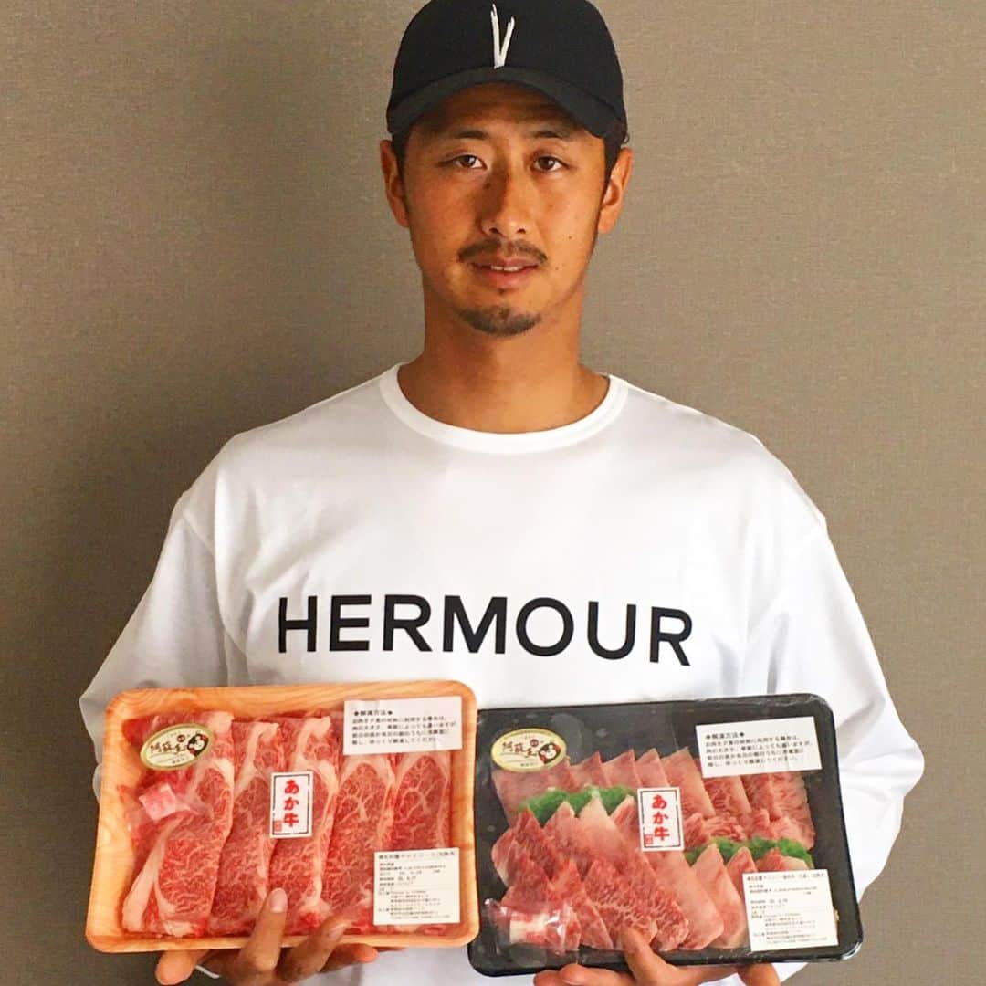のインスタグラム：「同期入団で 現在 @maru29.sancha で働いている大山さんからお肉が届きました！ 揉みダレとつけダレも付いていて タレ焼肉最高‼️ 外出自粛中で外食に行けていないと思いますので是非‼️ @maru29.sancha から購入できます  5年前の大山パイセン笑 #大阪タレ焼肉まる29  #あか牛 #焼肉 #家で焼肉  #stayhome  #コロナに負けるな  #やれることやろう #それ以上でもそれ以下でもない」