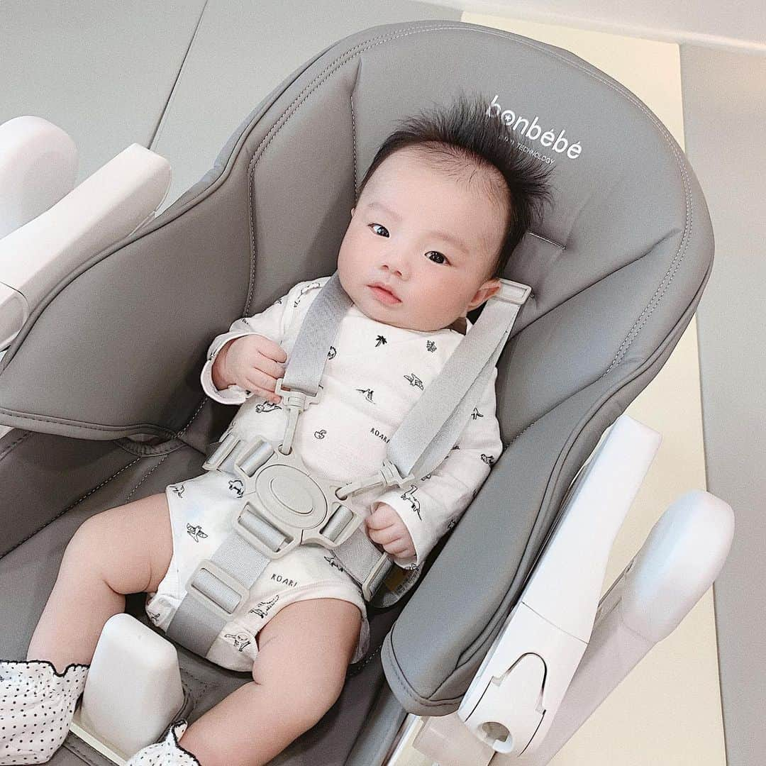 キム・ヒナさんのインスタグラム写真 - (キム・ヒナInstagram)「#쫘니육아추천템첫번째👶🏻🍼 이모들이 출산 선물로 사준 식탁 의자에요 우리 쫘니는 이제 50일 이라서 벌써부터 필요할까? 했지만 선물받고 신세계를 맛봐서 난생 처음 열심히 써보는 추천 후기 랍니다 📝 ..?ㅋㅋ진짜 예비 맘님들 그리고 아가 키우시는 맘님들 육아 필수템!! 출산필수템!! 출산 리스트에 무조건 넣으세요...제발..ㅋㅋ!!!! 왜!! 추천하는지 동영상+사진 있으니까 꼭 한번 보세요오!!✨ 요즘 어깨도 팔도 너무 아팠는데 의자가 각도 조절 할수있어서  살짝 눕혀서  맘마🍼 먹일수도있고 트림 시킬때 분수토 자주했는데 각도 조금 세워서 앉혀놓고 소화 조금 시켜주고 트림 시켜주니까 토도 안해요... 하.. 증말로 진짜 신의한수.... 😧 높낮이 조절도 짱이고.. 진짜.. 저는 이거 만들어주신 #본베베 회사에 절 해야겠어요 하하하🤲🏻 무튼 이건꼭 사세용 !!! 추천 💯♥️💛 ⠀⠀⠀⠀⠀ ⠀⠀⠀⠀⠀ ⠀⠀⠀⠀⠀ ⠀⠀⠀⠀⠀ ⠀⠀⠀⠀⠀ ⠀⠀⠀⠀⠀ @bonbebe_official  #협찬아님#광고아님#육아는템빨#선물스타그램」4月21日 17時39分 - xkimheenax