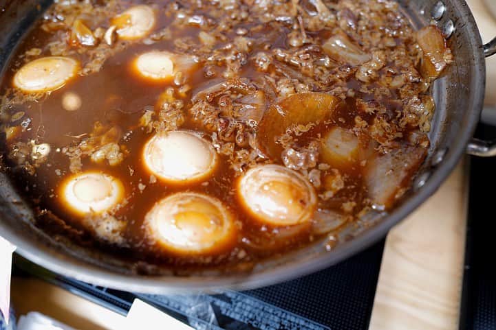 のインスタグラム：「西新にある『食堂 西のうめぼし』で「#名物肉豆腐 」380円と「ごち弁当」700円をテイクアウト！ 場所はロヂウラベーカリーのすぐ近く。 開店直後の11時に伺ったが、すでにお客さんがいるという人気ぶり👍 店頭に「肉豆腐」と「おでん」の鍋が置いてあると思わず買ってしまうよねぇ～🤤 「#肉豆腐 」はすき焼きのような味付けで、肉がたっぷり入っとるよ！玉子にも味が浸み込んでる😋👌 これは家飲みが進んでしまうなぁ😆 「ごち弁当」に入っているチキン南蛮や鶏のからあげも人気らしい。 . PayPay(ペイペイ)使える。 ※営業時間が変わっています。 11:00～19:00 . #食堂西のうめぼし #福岡市早良区西新 5-6-6 092-407-1400 不定休 . ♦️福岡グルメ 福岡ランチの店舗探しならブラウザで「デビログ」で検索👉 ♦️お得な情報やディープな店舗情報はブラウザで「もっとデビログ」で検索👉 . #福岡テイクアウト #テイクアウト福岡 #おもちかえりなさい福岡 #おもちかえりなさい #西のうめぼし #西新グルメ #福岡 #博多 #fukuokapics #fukuoka #fukuokacity #hakata #fukuokagourmet #IGersJP #ig_japan #福岡グルメ #福岡ランチ #福岡ごはん #福岡ご飯 #食べログ福岡 #福岡飯 #福岡食べ歩き #福岡インスタグルメ #インスタグルメ福岡」