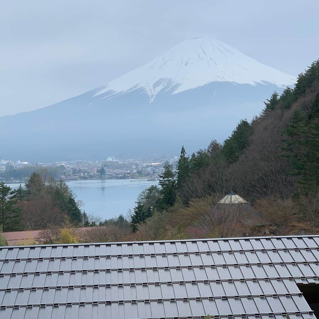 美香さんのインスタグラム写真 - (美香Instagram)「富士山🗻大好き❤❤❤ なんでも1番が好き♡♡♡ なんでも100%全力が好き💕 全力出せないから成功できないのにさ！コロナでも稼げますから！  #引きこもり#田舎に引きこもり #温泉旅行 #河口湖 #ころなにまけるな」4月21日 17時43分 - mika_richlife