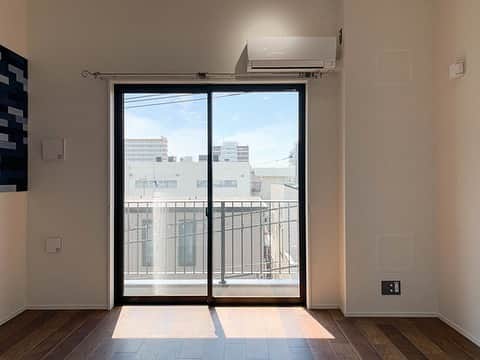 グッドルームさんのインスタグラム写真 - (グッドルームInstagram)「▼ キュートなキューブに憧れて⁠ ⁠ かわいいだけじゃない。⁠ 手堅い暮らしやすさもあるお部屋です。⁠ ⁠ ※写真は一部工事中のものです⁠ ⁠ -------------------⁠ ⁠ 東京 #平和島 1LDK 40.15㎡⁠ ⁠ ロフト付きの1LDK。⁠ 最上階で角部屋、そして南向き。⁠ ⁠ WIC(ウォークインクローゼット)もあり、⁠ 至れり尽くせりな、設備充実のお部屋です。⁠ ⁠ リビング→洋室→WIC⁠ と、ぐるっと一周できる動線。⁠ ⁠ お風呂上がりに直接ベッドルームに行けたり、⁠ 朝はWICで着替えて、洗面台で身支度して〜⁠ など、生活動線が優秀なんです。⁠ ⁠ このお部屋は天井にファンを搭載。⁠ （サーキュレーターの役割をしてくれます）⁠ ⁠ 空気の流れを作り、⁠ 冷暖房を効率よく各お部屋まで回してくれます。⁠ ⁠ ・⁠ こちらの物件は実際に住めるお部屋です。詳細はストーリー、ハイライトにて！⁠ ・⁠ こだわりのお部屋探しは、@goodroom_jp から URLをチェック！⁣⁣⁣⁣⁣⁣⁣⁣⁣⠀⁣⠀﻿⁠ ・⠀﻿⁠ ※最新のお家賃につきましては、リンク先物件ページからご確認ください。⁠ ⁠・⁠」4月21日 17時44分 - goodroom_jp