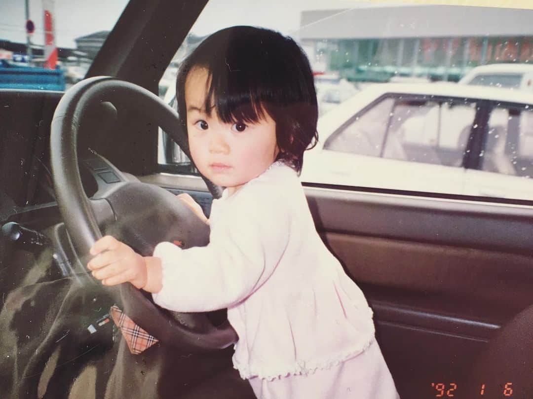 平山奈美のインスタグラム：「いいねトラップにまんまと何件も引っ掛かりました (やっぱ凪わたしにも似てるよね？) 車好きなのはパパの影響🏎 .  #幼少期 #車好き女子 #女の子ベビー #男の子ママ #1歳5ヶ月 #28年前　 #フィルム写真 #フィルム #時代を感じる」