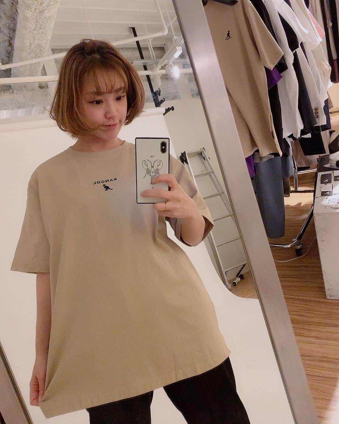 本橋優華のインスタグラム：「リモートワーク。﻿ 可愛いルームウェアと座布団が欲しいです。﻿ ﻿ ビッグシルエットのTシャツはお部屋でも着れるからこの後ZOZOで買った◡̈⃝ ﻿  刺繍好き。バックプリントも可愛い。 ﻿ 何着てますか？﻿ ﻿ ﻿ #おうちファッション﻿ #いつかの写真 #tops#tshirt#roomwear#ss#ootd#beige#kangol#tokyo」
