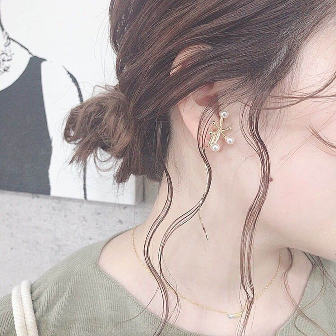 C CHANNELさんのインスタグラム写真 - (C CHANNELInstagram)「. 耳掛け×アクセサリーが可愛い💛 . @m.g__m512 さん @yucky129__  さん @yuriii.85 さん @yucky129__  さん . . ステキな投稿ありがとうございました🌟 . . あなたにとっての可愛いを募集中💖写真でも動画でもOK👌 #cchan_girls を付けてヘアアレンジやコスメ、ネイルなどを投稿✨ . ステキな投稿はこちらのアカウントでシェアするかも…💛 投稿させていただく場合は、事前にご連絡致します💌 . あなたの投稿、お待ちしてます💛 . . #ヘアアレンジ#ヘアセット#ヘアカタログ#おしゃれヘア#アクセサリー#アクセサリー女子#アクセサリー好き#女子力アップ#女子力向上#大人かわいい#ピアス#ピアス女子#イヤリング#ミディアムヘア#耳掛けショート#こなれ感#大人アクセサリー#大人アクセ#ゴールドアクセサリー#イヤーカフ#パールピアス#ゆらゆらピアス#ミディアムアレンジ#大人ピアス#シンプルピアス#まとめ髪#大人アレンジ#アクセサリーコーデ#cchanヘア」4月21日 17時55分 - cchannel_jp