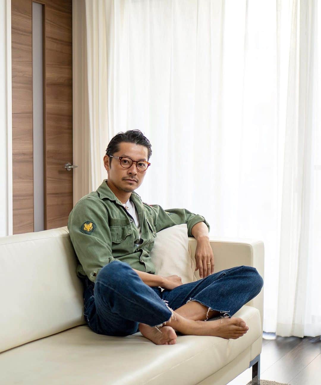 高田朋佳のインスタグラム：「“#staycoolathome ...” YouTubeで<TAKADA CHANNEL>始めました！ instagramに4年以上投稿している日々のコーディネートを徹底解説、着こなしのポイントなどを語ります！ すぐに使えるテクニックがあるかも？です♪ さて、解説と言いながらもvol.1はあまり知られてない、僕の経歴を含めた自己紹介をさせて頂いてます！ (自己撮影、自己編集なのでクオリティに関してはご容赦下さい…笑) ご視聴&チャンネル登録して頂けると嬉しいです！ ———————————————————————— #workathome #homewear #homewearstyle #styleathome #takadachannel #youtuber #newcolonialstyle #jetset #singapore #luxuryresort #colonyclothing #singaporelife #singaporestyle  #lifestyle #fashion #mensfashion」