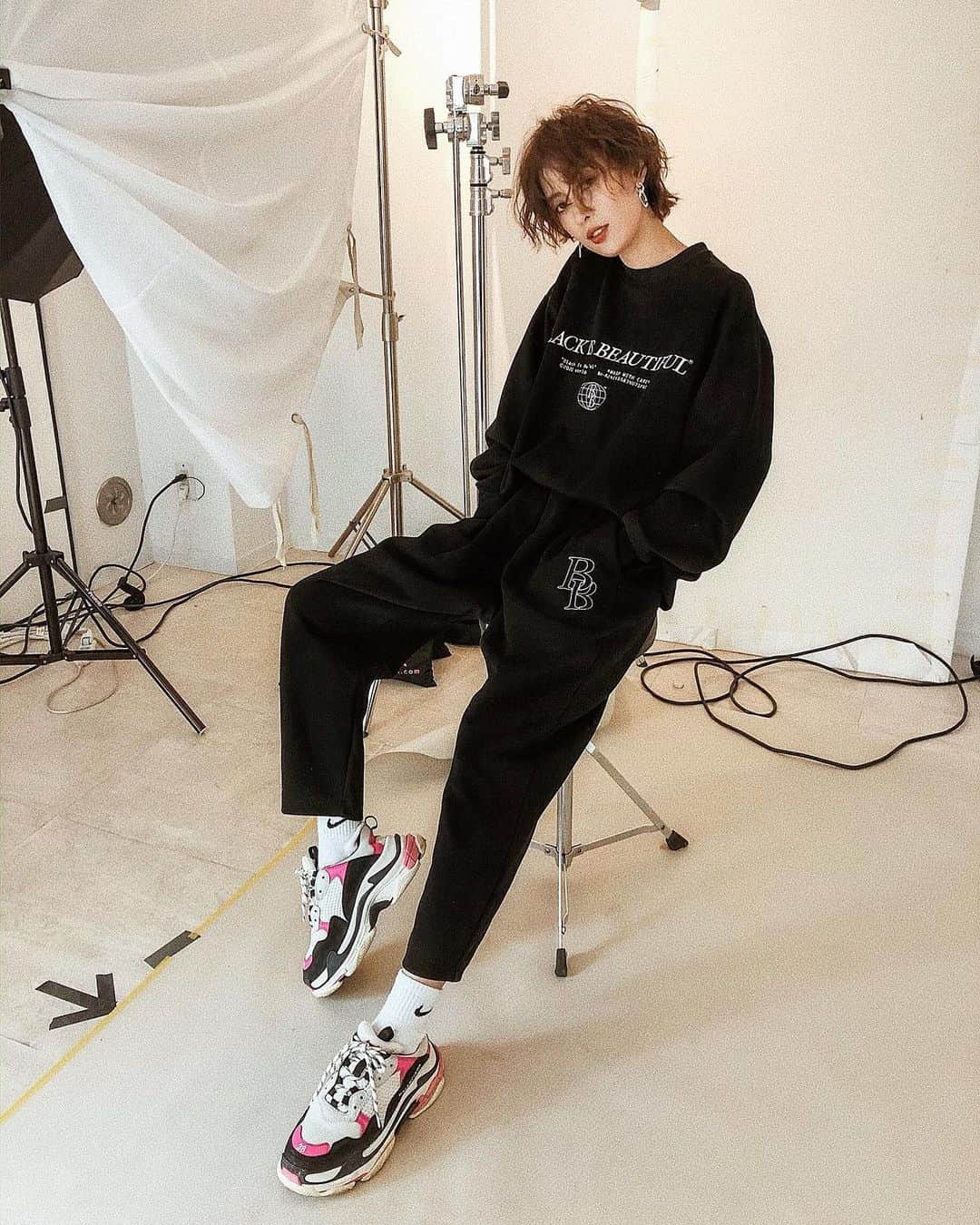 ソンイのインスタグラム：「メンズ服をダボッと💭 旦那さんといつも共有している好きなブランド🔥 ✔️トレーナー: @cestvingttrois23 ✔️パンツ: @cestvingttrois23 ✔️スニーカー: @balenciaga ✔️ピアス: @unchained.jp」