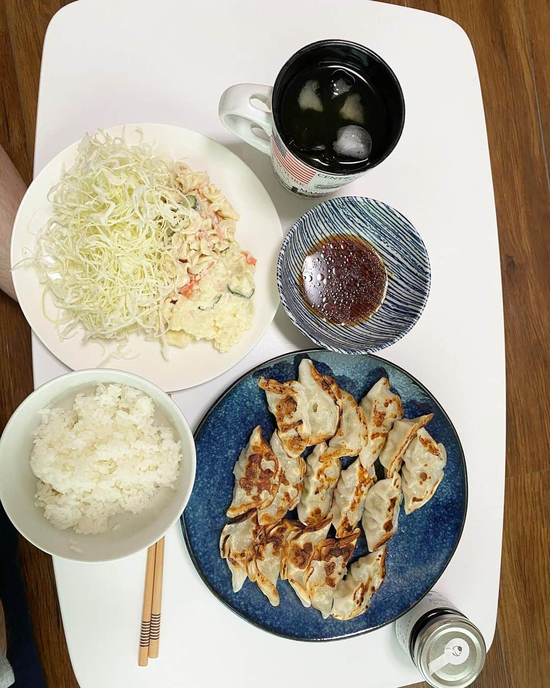 小田幸平さんのインスタグラム写真 - (小田幸平Instagram)「ちょい早い夕食🍚昼スーパーで買出し行って餃子うまそうだったから今日のメイン🥟#自宅自粛#愛媛マンダリンパイレーツ#読売ジャイアンツ#中日ドラゴンズ#晩ごはん#早め#餃子#メイン料理#はげch」4月21日 18時04分 - oda.kohei