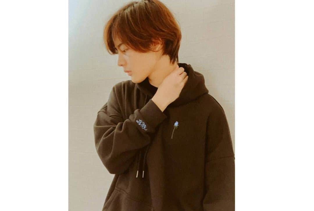 NOA（ノア）さんのインスタグラム写真 - (NOA（ノア）Instagram)「LA発ベトナムストリートブランド「DVRK」とコラボレーション。  NOA自らがデザインしたオリジナルコラボフーディーをファッション通販サイト「SIXTYPERCENT（シックスティーパーセント）で4月21日18:00〜4月30日まで完全予約販売。  購入者様限定で抽選100名様にNOAサイン入りポストカードをプレゼント。  販売ページ : https://www.sixty-percent.com/collections/noa-dvrk」4月21日 18時05分 - noamusic_official