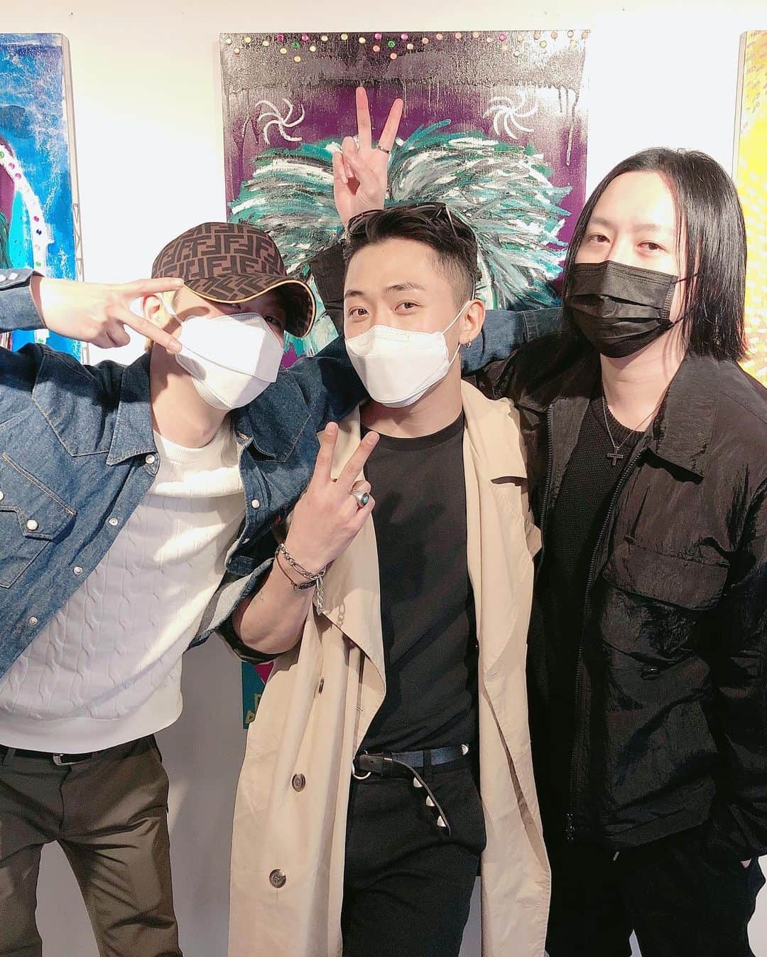 インジュン のインスタグラム：「ヒョンミンの作品最高だった!! ミカとも久々にあった~~~~! これからも頑張れ👍👍👍 현민이형 작품 최고!!전시회최고! 미카형이랑도 오랜만에~~~~! 다들 이제부터 화이팅👍👍👍 . . . #셀카#셀피#데일리#일상#인준#현민 #미카#현민전시회 #selfie#daily#mpm#mika#injun #ヒョンミン#インジュン#ミカ #ヒョンミンの作品かっこいい #これからも頑張れ」