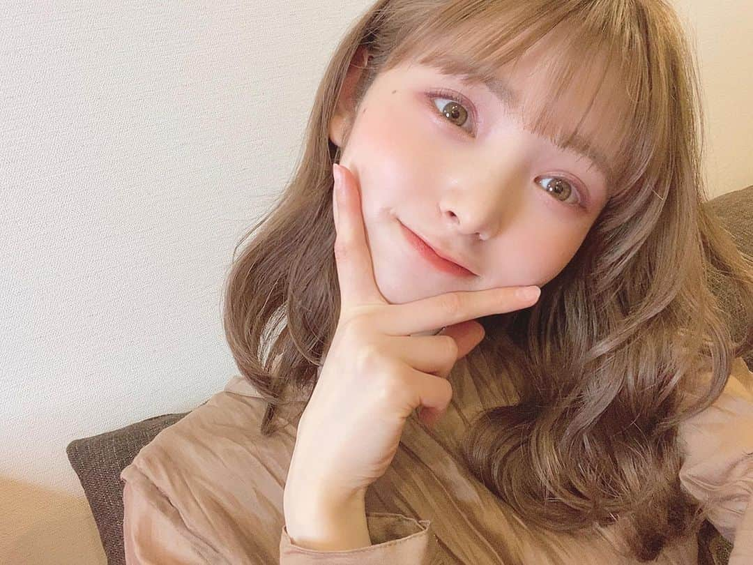 橋下美好さんのインスタグラム写真 - (橋下美好Instagram)「ピースの角度は90度🤣」4月21日 18時10分 - miyoshikun