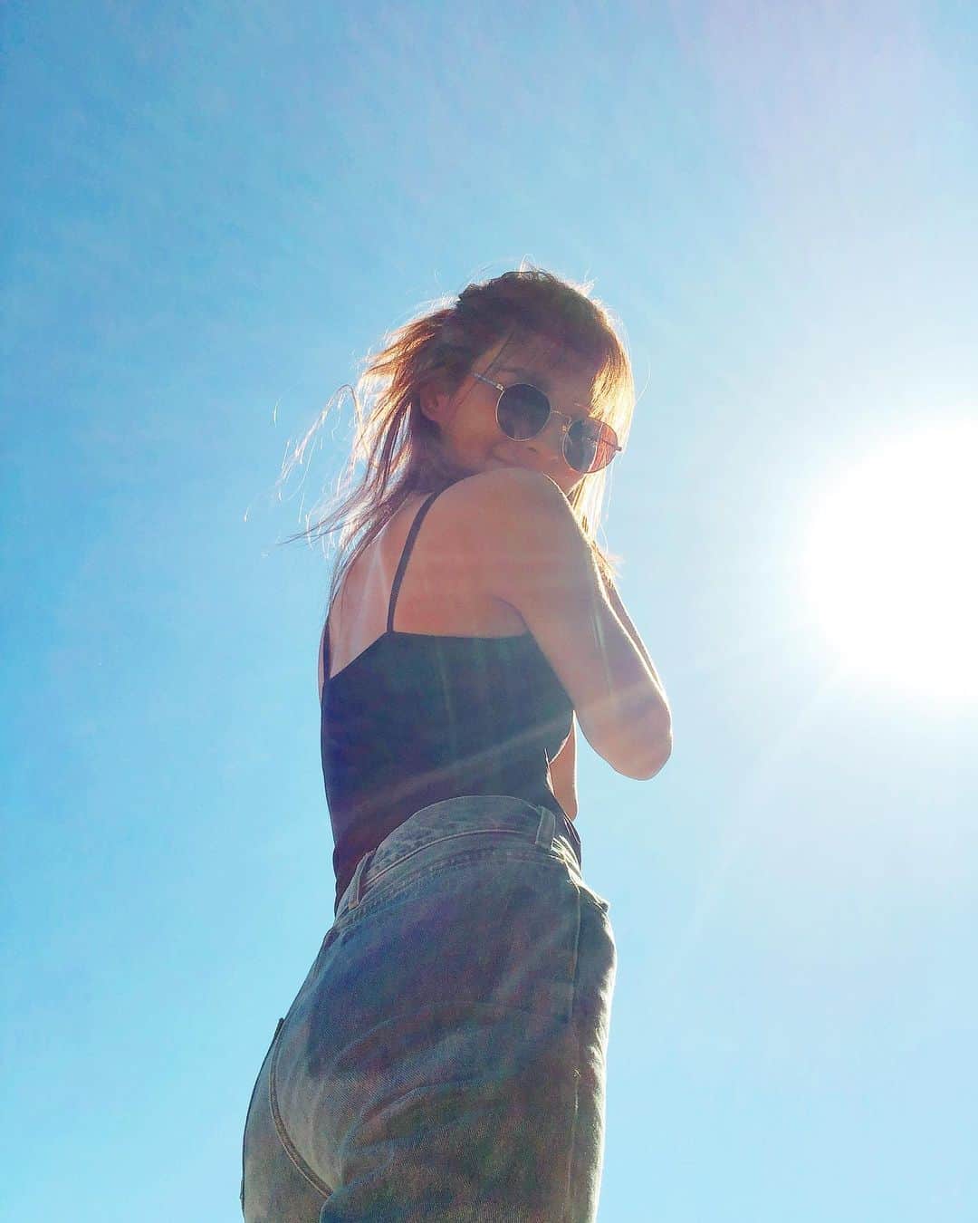 古澤未来のインスタグラム：「髪がプリンなってきた。 みんな自分染め？？ 明るい色が最近気分😲 どーしよー！  あーはやく夏ならないかなー 元の生活できますよおに🙏✌️ #髪問題 #ダンプ運転手 #ガテン系女子  #japan」