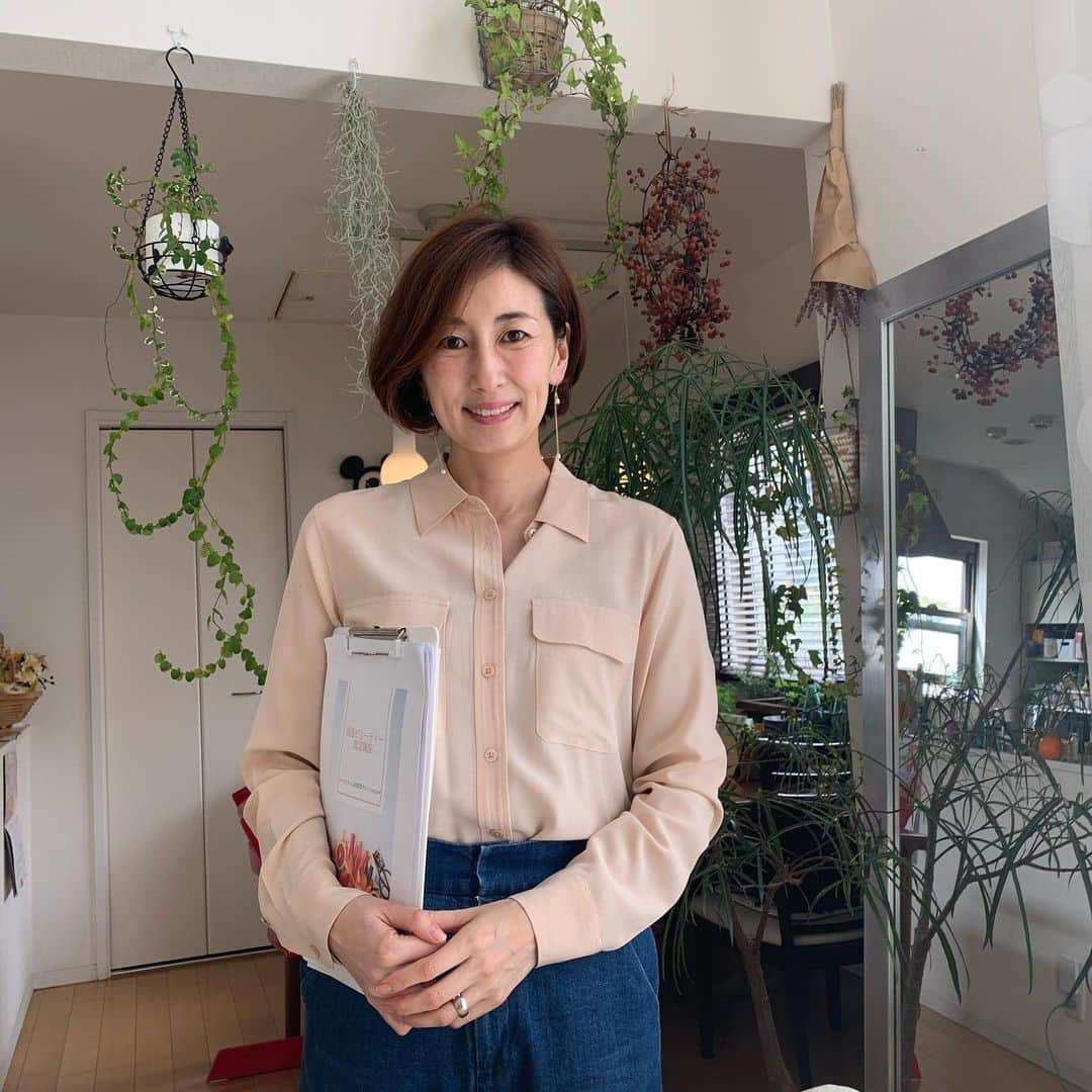 machi28777さんのインスタグラム写真 - (machi28777Instagram)「【オンライン講座コーデ②】﻿ ﻿ DAY2:﻿ オンライン認定講座 @salonsimpure  座学の講師の時はファッションも意識していきます^ ^﻿ ﻿ せっかくなので、コーデをアップしていきます💖﻿ ﻿ 2日目は腸内細菌にクローズアップした座学だったので…﻿ ﻿ ①健康な腸の色、サーモンピンクのシルクシャツ﻿ ②優しく揺れるチェーンパールピアス﻿ ③綺麗めワイドデニム﻿ ﻿ まさか…ピンクシャツが腸の色から拾ったなんて誰も気づかなかっただろーな🤣🤣﻿ ﻿ 嬉しかった事✨﻿ ﻿ 1) 第1章内容をしっかりとライフスタイルに落とし込み、体感されてた方々がいらした！﻿ ﻿ 2)1日目より皆さんがキラキラしてた！ファッションも💖インスタライブのスカーフアレンジしてくれた方々が半分もいた涙﻿ ﻿ オンライン後もグループラインで質問が飛び交い、皆さんの熱意が伝わります^ ^﻿ ﻿ ご参加いただいた皆さまおつかれ様でした✨﻿ ﻿ ﻿ 実は…zoom開始ギリギリまで　@talika_japanbeauty  アイパッチ貼ってた私w﻿ これ、実はメイクの上からもできる優秀アイテム✨﻿ 1時間半話し続け、表情筋動かしっぱなしでもシワがなーい💖　小さなガッツポーズ💪﻿ ﻿ ﻿ トップス:﻿ @equipmentfr_japan  ボトム:﻿ @jandmdavidson  ピアス:﻿ @salonsimpure ﻿ #ootd﻿ #fashion﻿ #オンライン講座﻿ #講師業﻿ #腸活ビューティー認定講座﻿ #ライフスタイル提案型サロン﻿ #simpure﻿ #中島真知子﻿ #stayhome﻿ #おうち時間﻿ #アイケア﻿ #タリカ﻿ #アイパッチ﻿ #おこもり美容 #オンラインコーデ」4月21日 18時11分 - machi28777_