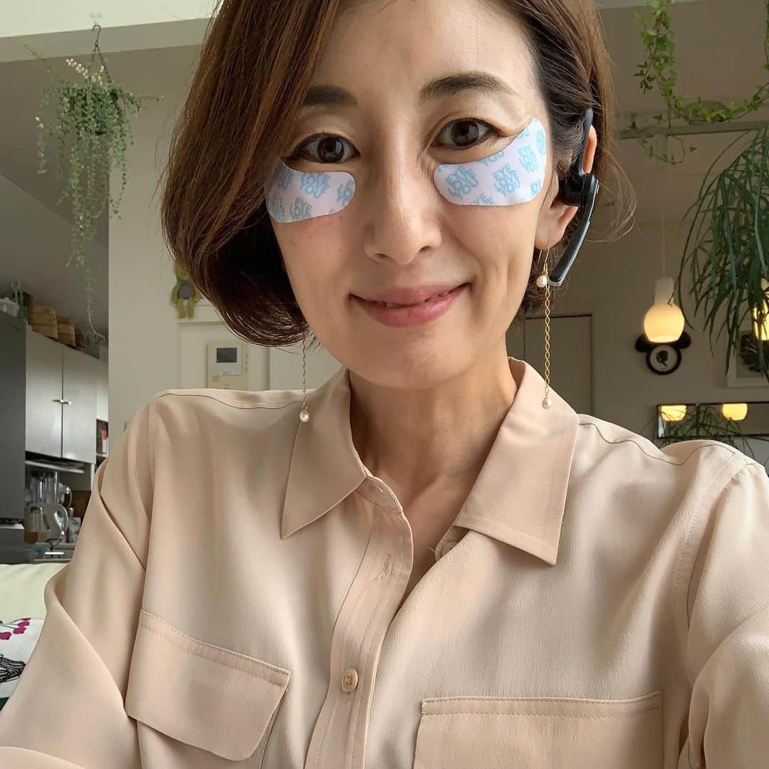 machi28777さんのインスタグラム写真 - (machi28777Instagram)「【オンライン講座コーデ②】﻿ ﻿ DAY2:﻿ オンライン認定講座 @salonsimpure  座学の講師の時はファッションも意識していきます^ ^﻿ ﻿ せっかくなので、コーデをアップしていきます💖﻿ ﻿ 2日目は腸内細菌にクローズアップした座学だったので…﻿ ﻿ ①健康な腸の色、サーモンピンクのシルクシャツ﻿ ②優しく揺れるチェーンパールピアス﻿ ③綺麗めワイドデニム﻿ ﻿ まさか…ピンクシャツが腸の色から拾ったなんて誰も気づかなかっただろーな🤣🤣﻿ ﻿ 嬉しかった事✨﻿ ﻿ 1) 第1章内容をしっかりとライフスタイルに落とし込み、体感されてた方々がいらした！﻿ ﻿ 2)1日目より皆さんがキラキラしてた！ファッションも💖インスタライブのスカーフアレンジしてくれた方々が半分もいた涙﻿ ﻿ オンライン後もグループラインで質問が飛び交い、皆さんの熱意が伝わります^ ^﻿ ﻿ ご参加いただいた皆さまおつかれ様でした✨﻿ ﻿ ﻿ 実は…zoom開始ギリギリまで　@talika_japanbeauty  アイパッチ貼ってた私w﻿ これ、実はメイクの上からもできる優秀アイテム✨﻿ 1時間半話し続け、表情筋動かしっぱなしでもシワがなーい💖　小さなガッツポーズ💪﻿ ﻿ ﻿ トップス:﻿ @equipmentfr_japan  ボトム:﻿ @jandmdavidson  ピアス:﻿ @salonsimpure ﻿ #ootd﻿ #fashion﻿ #オンライン講座﻿ #講師業﻿ #腸活ビューティー認定講座﻿ #ライフスタイル提案型サロン﻿ #simpure﻿ #中島真知子﻿ #stayhome﻿ #おうち時間﻿ #アイケア﻿ #タリカ﻿ #アイパッチ﻿ #おこもり美容 #オンラインコーデ」4月21日 18時11分 - machi28777_