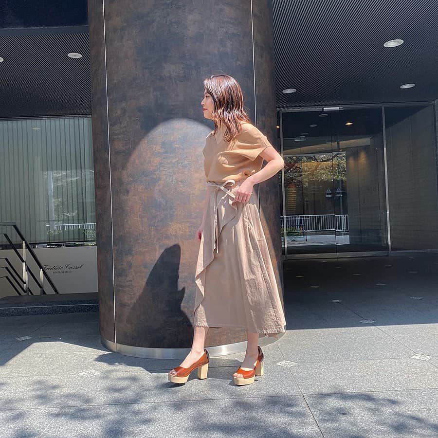 のインスタグラム：「【PICKUP STYLING】﻿ 〈ルミネ有楽町〉NOMURA﻿ ﻿ ダブルVネックニットプルオーバー﻿ price...¥8,500(+tax)→¥6,800(+tax)《20%OFF》﻿ color...WHT/BLK/ICE/BGE﻿ size...Free（身長152cm ボトムSサイズ着用)﻿ ﻿ さりげない露出で、大人な肌見せが出来るアイテム。﻿ LAGUNAMOON公式通販サイトRUNWAYchannelにて﻿ 《20%OFF》対象アイテム！﻿ ﻿ ___________________________________________________﻿ LAGUNAMOON全国店舗のLINEアカウントが出来ました！﻿ @lagunamoon_shop TOPのハイライト「LINE」よりお好きな店舗を追加出来ます！﻿ ﻿ _____________﻿ プロフィールのURLよりご覧下さい。﻿ #LAGUNAMOON﻿ #LAGUNAMOON_SHOP」