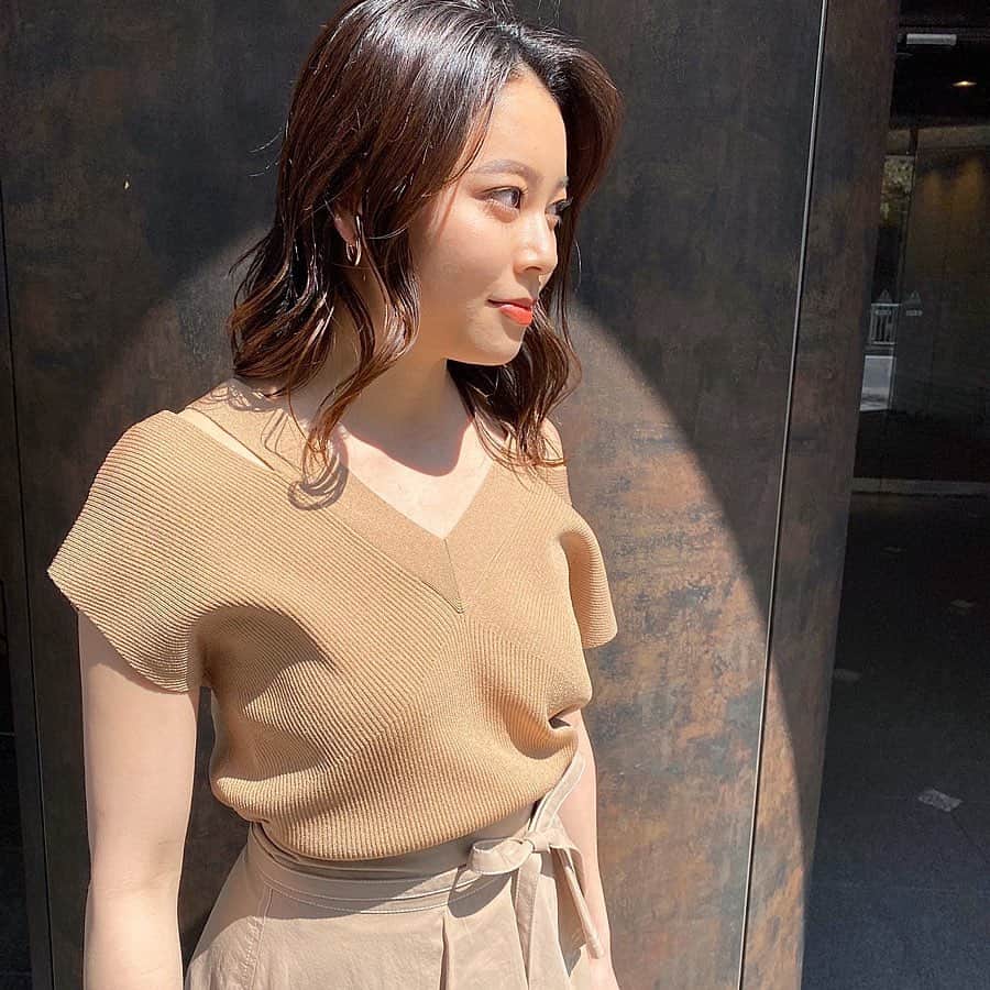 のインスタグラム：「【PICKUP STYLING】﻿ 〈ルミネ有楽町〉NOMURA﻿ ﻿ ダブルVネックニットプルオーバー﻿ price...¥8,500(+tax)→¥6,800(+tax)《20%OFF》﻿ color...WHT/BLK/ICE/BGE﻿ size...Free（身長152cm ボトムSサイズ着用)﻿ ﻿ さりげない露出で、大人な肌見せが出来るアイテム。﻿ LAGUNAMOON公式通販サイトRUNWAYchannelにて﻿ 《20%OFF》対象アイテム！﻿ ﻿ ___________________________________________________﻿ LAGUNAMOON全国店舗のLINEアカウントが出来ました！﻿ @lagunamoon_shop TOPのハイライト「LINE」よりお好きな店舗を追加出来ます！﻿ ﻿ _____________﻿ プロフィールのURLよりご覧下さい。﻿ #LAGUNAMOON﻿ #LAGUNAMOON_SHOP」