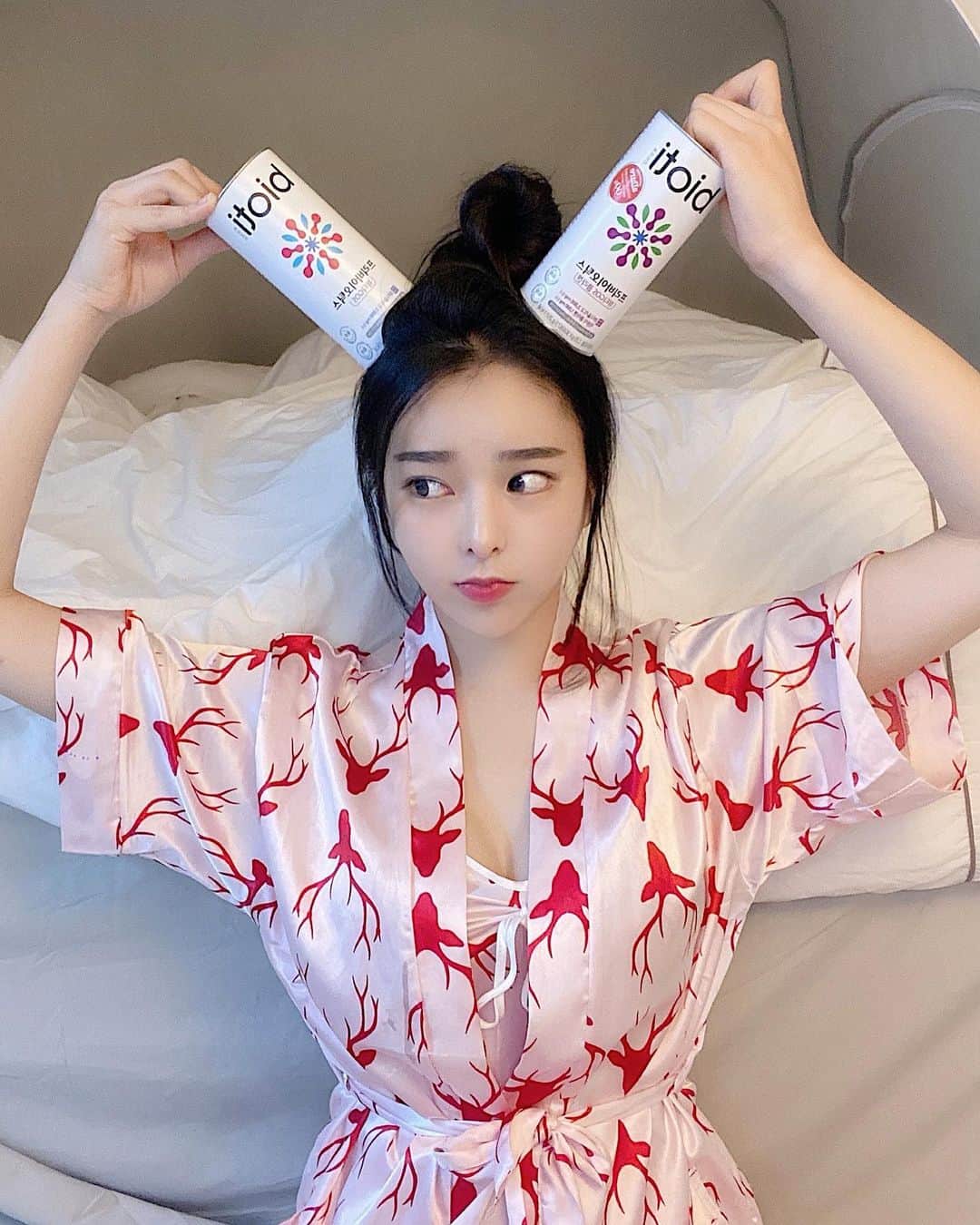 ダユンさんのインスタグラム写真 - (ダユンInstagram)「한살두살 먹어갈수록 영양제에 대한 관심이 많아지고있어요 다양한 종류의 영양제가 많더라구요 그 중 콜라겐하고 유산균은 어떤 제품이 잘 맞을까 여러가지 먹어보다 유산균 먹이인 이걸로 정착했어요 드디어 :). 얘는 장까지 무사하게 도달한다고 하던데 그래서 그런지  화장실 가는 것도 편안해졌어요 ! 콜라겐을 추가한 제품도 있는데 그거는 프리바이오틱스, 콜라겐, 비타민C를 한번에  먹을 수 있어서 일석삼조 그 자체 ヾ(≧∇≦)ゞ. . . 요거 챙겨먹기 시작하면서 화장도 잘 먹는 느낌이라 좋아용 맛은 저는 요거트 맛이 나더라구요 🙆🏻‍♀️💕 유산균 콜라겐 유목민분들 요거 추천합니당 . . . . . #협찬 #바이오티 #콜라겐 #갈락토올리고당 #프리바이오틱스 #프로바이오틱스 #유산균 #모유속프리바이오틱스성분강화 #이너뷰티 #피부관리 #저분자피쉬콜라겐」4月21日 18時19分 - 2__yun__2
