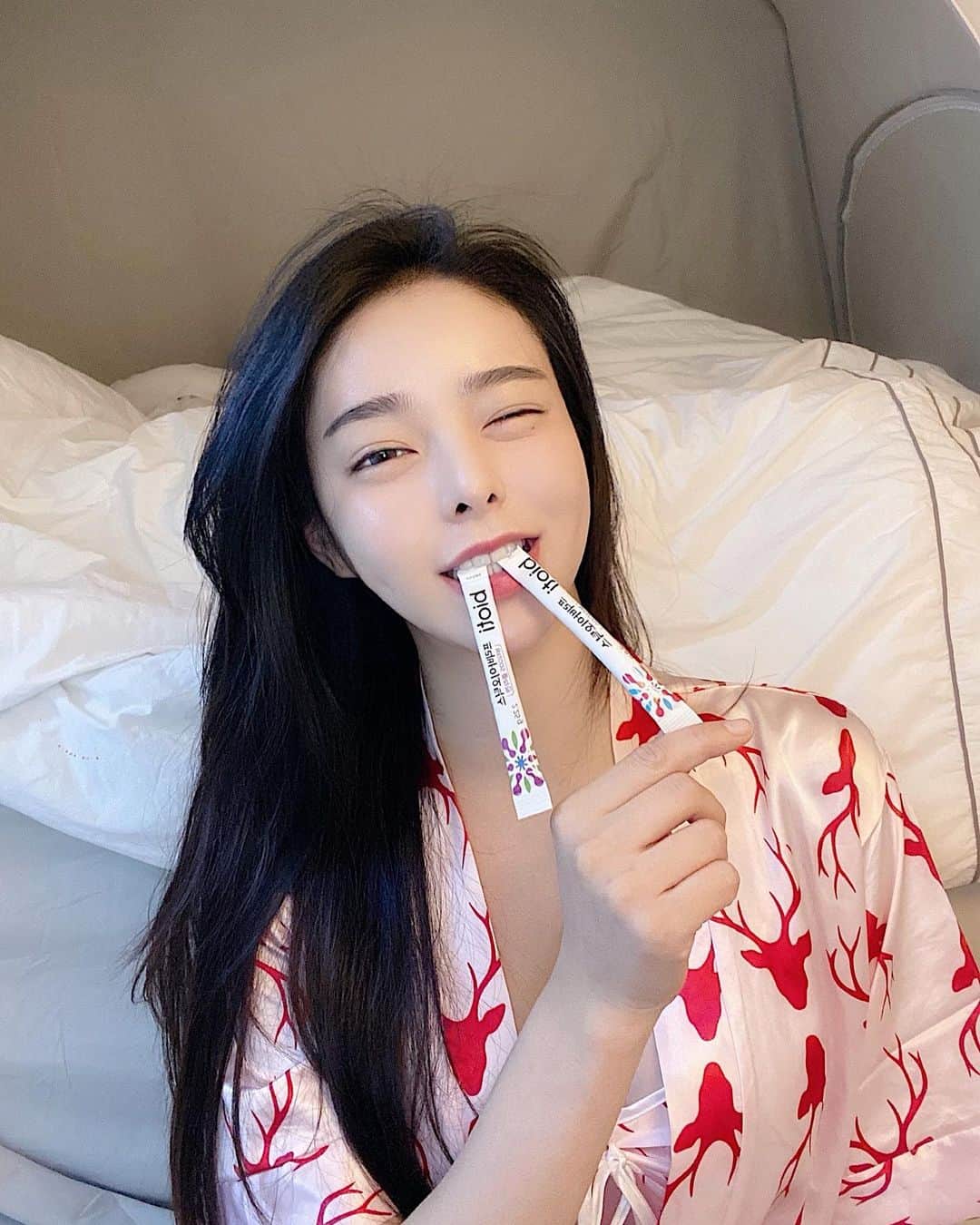 ダユンさんのインスタグラム写真 - (ダユンInstagram)「한살두살 먹어갈수록 영양제에 대한 관심이 많아지고있어요 다양한 종류의 영양제가 많더라구요 그 중 콜라겐하고 유산균은 어떤 제품이 잘 맞을까 여러가지 먹어보다 유산균 먹이인 이걸로 정착했어요 드디어 :). 얘는 장까지 무사하게 도달한다고 하던데 그래서 그런지  화장실 가는 것도 편안해졌어요 ! 콜라겐을 추가한 제품도 있는데 그거는 프리바이오틱스, 콜라겐, 비타민C를 한번에  먹을 수 있어서 일석삼조 그 자체 ヾ(≧∇≦)ゞ. . . 요거 챙겨먹기 시작하면서 화장도 잘 먹는 느낌이라 좋아용 맛은 저는 요거트 맛이 나더라구요 🙆🏻‍♀️💕 유산균 콜라겐 유목민분들 요거 추천합니당 . . . . . #협찬 #바이오티 #콜라겐 #갈락토올리고당 #프리바이오틱스 #프로바이오틱스 #유산균 #모유속프리바이오틱스성분강화 #이너뷰티 #피부관리 #저분자피쉬콜라겐」4月21日 18時19分 - 2__yun__2