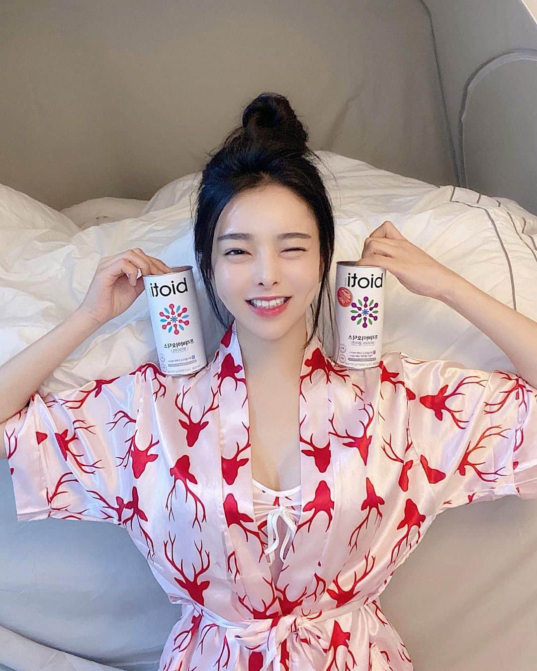 ダユンさんのインスタグラム写真 - (ダユンInstagram)「한살두살 먹어갈수록 영양제에 대한 관심이 많아지고있어요 다양한 종류의 영양제가 많더라구요 그 중 콜라겐하고 유산균은 어떤 제품이 잘 맞을까 여러가지 먹어보다 유산균 먹이인 이걸로 정착했어요 드디어 :). 얘는 장까지 무사하게 도달한다고 하던데 그래서 그런지  화장실 가는 것도 편안해졌어요 ! 콜라겐을 추가한 제품도 있는데 그거는 프리바이오틱스, 콜라겐, 비타민C를 한번에  먹을 수 있어서 일석삼조 그 자체 ヾ(≧∇≦)ゞ. . . 요거 챙겨먹기 시작하면서 화장도 잘 먹는 느낌이라 좋아용 맛은 저는 요거트 맛이 나더라구요 🙆🏻‍♀️💕 유산균 콜라겐 유목민분들 요거 추천합니당 . . . . . #협찬 #바이오티 #콜라겐 #갈락토올리고당 #프리바이오틱스 #프로바이오틱스 #유산균 #모유속프리바이오틱스성분강화 #이너뷰티 #피부관리 #저분자피쉬콜라겐」4月21日 18時19分 - 2__yun__2