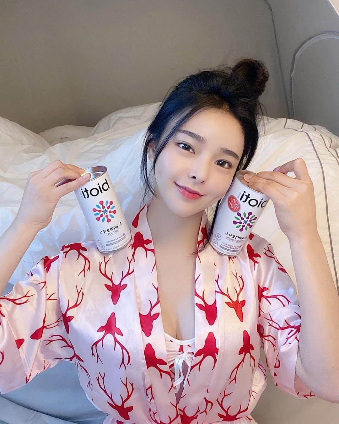 ダユンさんのインスタグラム写真 - (ダユンInstagram)「한살두살 먹어갈수록 영양제에 대한 관심이 많아지고있어요 다양한 종류의 영양제가 많더라구요 그 중 콜라겐하고 유산균은 어떤 제품이 잘 맞을까 여러가지 먹어보다 유산균 먹이인 이걸로 정착했어요 드디어 :). 얘는 장까지 무사하게 도달한다고 하던데 그래서 그런지  화장실 가는 것도 편안해졌어요 ! 콜라겐을 추가한 제품도 있는데 그거는 프리바이오틱스, 콜라겐, 비타민C를 한번에  먹을 수 있어서 일석삼조 그 자체 ヾ(≧∇≦)ゞ. . . 요거 챙겨먹기 시작하면서 화장도 잘 먹는 느낌이라 좋아용 맛은 저는 요거트 맛이 나더라구요 🙆🏻‍♀️💕 유산균 콜라겐 유목민분들 요거 추천합니당 . . . . . #협찬 #바이오티 #콜라겐 #갈락토올리고당 #프리바이오틱스 #프로바이오틱스 #유산균 #모유속프리바이오틱스성분강화 #이너뷰티 #피부관리 #저분자피쉬콜라겐」4月21日 18時19分 - 2__yun__2