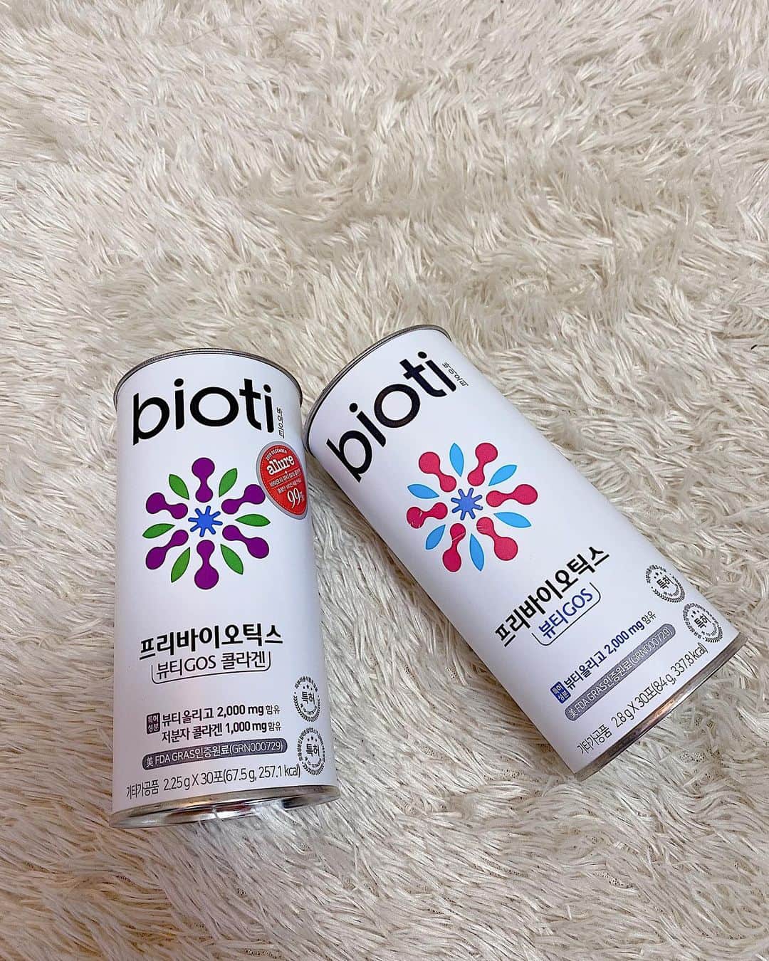 ダユンさんのインスタグラム写真 - (ダユンInstagram)「한살두살 먹어갈수록 영양제에 대한 관심이 많아지고있어요 다양한 종류의 영양제가 많더라구요 그 중 콜라겐하고 유산균은 어떤 제품이 잘 맞을까 여러가지 먹어보다 유산균 먹이인 이걸로 정착했어요 드디어 :). 얘는 장까지 무사하게 도달한다고 하던데 그래서 그런지  화장실 가는 것도 편안해졌어요 ! 콜라겐을 추가한 제품도 있는데 그거는 프리바이오틱스, 콜라겐, 비타민C를 한번에  먹을 수 있어서 일석삼조 그 자체 ヾ(≧∇≦)ゞ. . . 요거 챙겨먹기 시작하면서 화장도 잘 먹는 느낌이라 좋아용 맛은 저는 요거트 맛이 나더라구요 🙆🏻‍♀️💕 유산균 콜라겐 유목민분들 요거 추천합니당 . . . . . #협찬 #바이오티 #콜라겐 #갈락토올리고당 #프리바이오틱스 #프로바이오틱스 #유산균 #모유속프리바이오틱스성분강화 #이너뷰티 #피부관리 #저분자피쉬콜라겐」4月21日 18時19分 - 2__yun__2