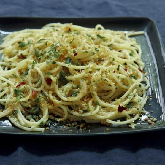 ナイジェラ・ローソンさんのインスタグラム写真 - (ナイジェラ・ローソンInstagram)「While not officially Recipe of the Day, this spaghetti (or spaghettini, which apparently are easier to come by) with lemony, garlicky breadcrumbs  just calls out to be cooked. Especially useful for bakers with stale bread to use up!  To get the recipe, click on link in bio.  To clarify, proceed as follows: tap on my name, which will take you to a page that has a link on it that says www.nigella.com/instagram. When you click on this link, it will take you to a page of photographs: click on the picture of the recipe in question!  Photograph by @petrinatinslay」4月21日 18時19分 - nigellalawson