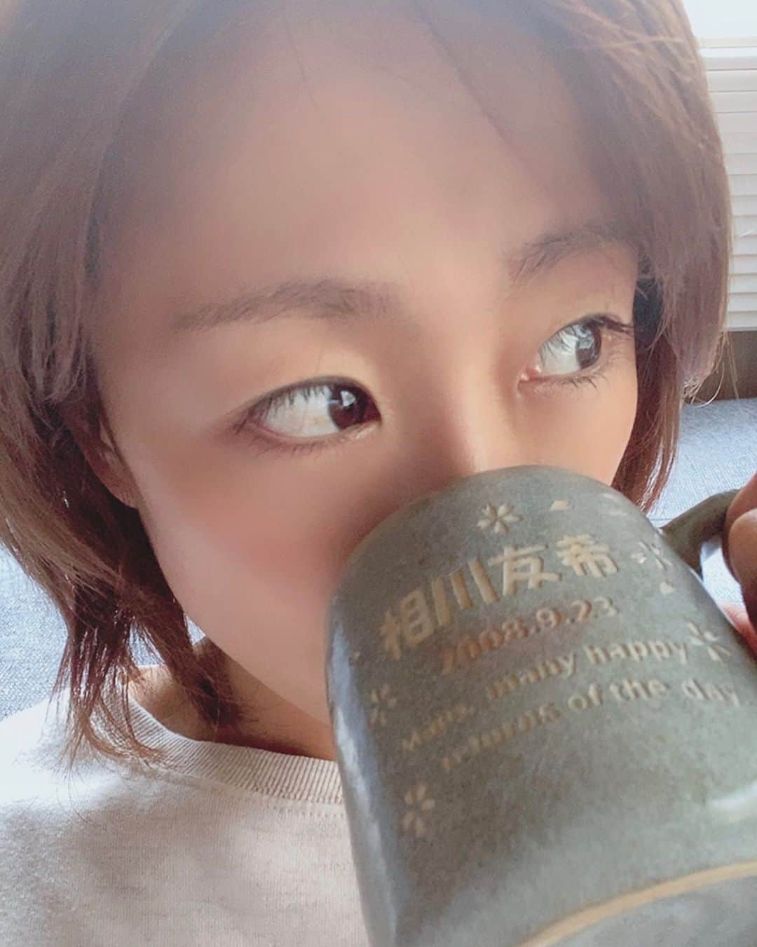 相川友希のインスタグラム：「実家生活約1ヶ月。。 住めば都かもな、、、、、#何が現実　#全てが現実 このコップは12年前にファンの方がくれたの♡ 実家でのゆうき専用コップ☕️ #コーヒー　#ルイボスティー　#デトックスウォーター  #オリジナルコップ　#専用コップ　#悩む #宝物をありがとう 眉毛アート結構前にやったよ♡楽ちん！なるべく自然に見せたく薄めに薄めに入れてもらったよ🙆‍♀️ #眉毛　#アートメイク」