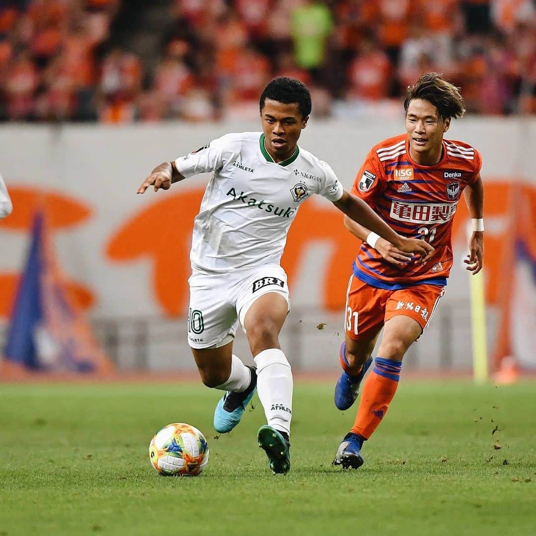 東京ヴェルディさんのインスタグラム写真 - (東京ヴェルディInstagram)「写真でPLAY BACK②東京ヴェルディ在籍選手の東京ヴェルディでのプロデビュー戦をプレーバック！  昨シーズンにＪリーグデビューを飾った #藤田譲瑠チマ 選手。 . ⚽2019明治安田生命Ｊ２リーグ 第32節 9.14（土）アルビレックス新潟戦 86分交代出場  悔しい引き分けとなったこの一戦で、ユース世代との差を認識し意識を高めた藤田選手。 41節ではホームデビュー、最終節ではフル出場を果たし、今季初戦でもスタメンを奪取しました。 持ち味でもある声出しにも注目して、今後の成長を見届けてください！ . 🗯激励メッセージもよろしくお願いします👊  #Ｊリーグデビュー #東京ヴェルディユース #昇格 #二種登録 #ルーキー #東京ヴェルディ #ヴェルディ #tokyoverdy #verdy #東京 #tokyo」4月21日 18時41分 - tokyo_verdy