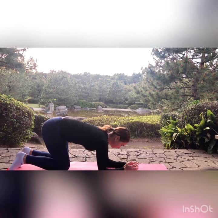 ベネット・マヤのインスタグラム：「More stretching  less stressing 🧘🏽‍♀️」