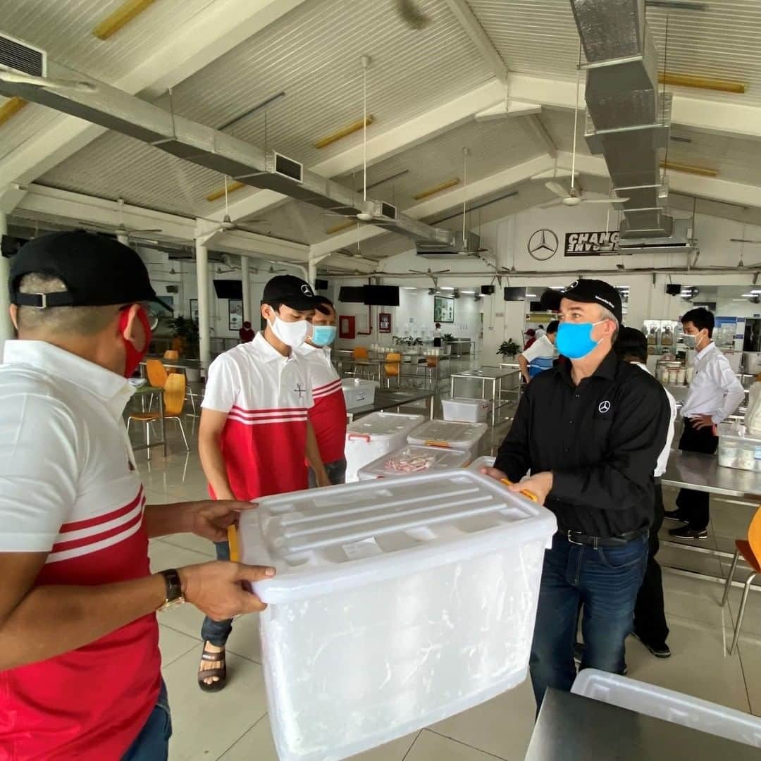 メルセデス・ベンツさんのインスタグラム写真 - (メルセデス・ベンツInstagram)「The global Daimler family helps: Our colleagues from @mercedesbenz.vietnam deliver nearly 1,100 meals every day to orphans and the elderly in Ho Chi Minh City. All meals are served in environmentally-friendly boxes. #COVID19」4月21日 19時07分 - mercedesbenz