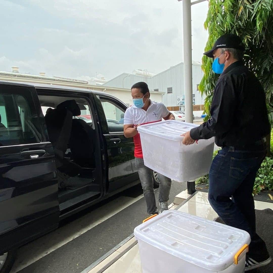 メルセデス・ベンツさんのインスタグラム写真 - (メルセデス・ベンツInstagram)「The global Daimler family helps: Our colleagues from @mercedesbenz.vietnam deliver nearly 1,100 meals every day to orphans and the elderly in Ho Chi Minh City. All meals are served in environmentally-friendly boxes. #COVID19」4月21日 19時07分 - mercedesbenz
