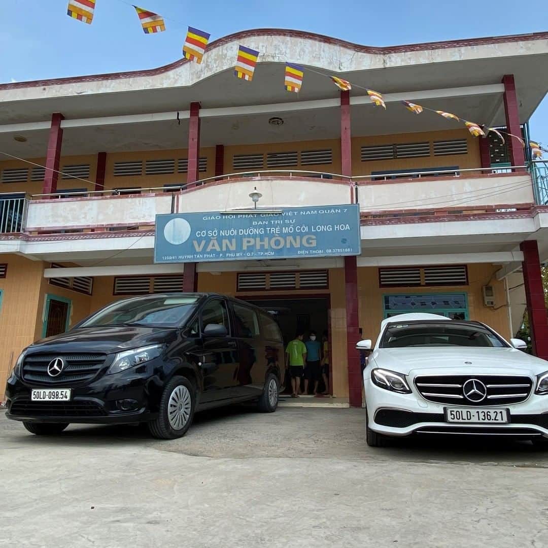 メルセデス・ベンツさんのインスタグラム写真 - (メルセデス・ベンツInstagram)「The global Daimler family helps: Our colleagues from @mercedesbenz.vietnam deliver nearly 1,100 meals every day to orphans and the elderly in Ho Chi Minh City. All meals are served in environmentally-friendly boxes. #COVID19」4月21日 19時07分 - mercedesbenz