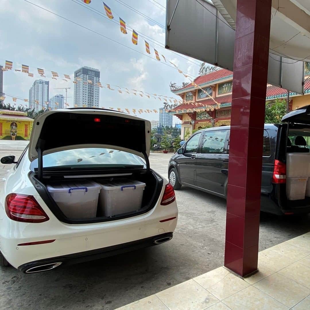 メルセデス・ベンツさんのインスタグラム写真 - (メルセデス・ベンツInstagram)「The global Daimler family helps: Our colleagues from @mercedesbenz.vietnam deliver nearly 1,100 meals every day to orphans and the elderly in Ho Chi Minh City. All meals are served in environmentally-friendly boxes. #COVID19」4月21日 19時07分 - mercedesbenz