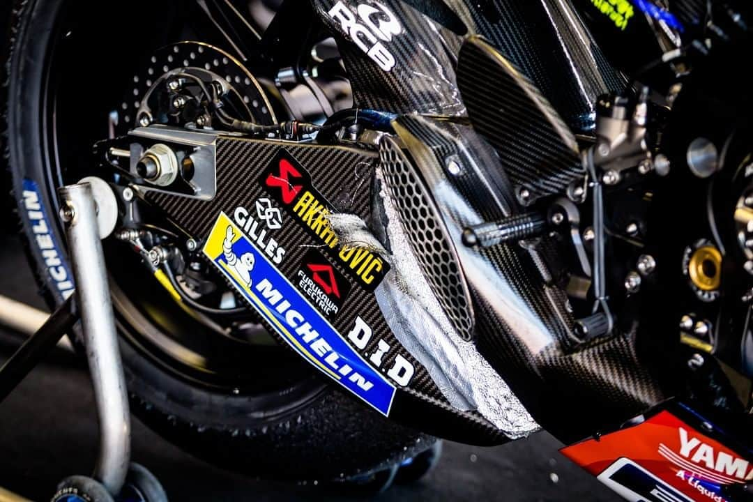 MotoGPさんのインスタグラム写真 - (MotoGPInstagram)「#MotoGPInParts – Swingarm. The swingarm is one of the largest parts on a #MotoGP machine. It connects the rear wheel to the rest of the bike, joining at the back of the frame at the swingarm pivot point. This is the point the swingarm rotates around, to control this rotation, the rear shock is connected to the swingarm via a linkage, with the rear shock able to be adjusted to fine tune how the swingarm moves! 🔧  The swingarm pivot point can be changed to alter forces acting upon the rear wheel, chain and swingarm. These forces dictate the characteristic of how the rear suspension behaves and thus the overall bike 🏍️ Strength and flex are crucial for a swingarm. Vertically, a swingarm must be stiff and strong to withstand the extreme forces under hard acceleration. They also need to be strong laterally but allow some flex too. Lateral flex allows the swingarm to find grip and absorb bumps at high lean angles, however, it needs to do this without twisting. If a swingarm twists at high lean angles, it can change the angle of the rear wheel causing problems with turning! ⚠️ To fine tune strength and flex, teams are slowly moving away from traditional aluminium swingarms to carbon ones. Due to the way they’re made, strength and flex can be added and taken away from certain areas and with carbon being so light it helps with other thing such as changing direction! 💪」4月21日 19時00分 - motogp