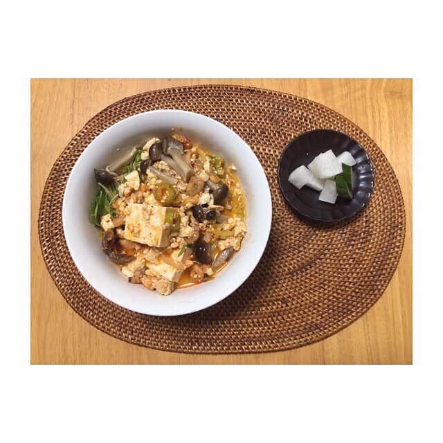 みのり(26)＠東京 ダイエットのインスタグラム：「🍖夜ご飯 . #純豆腐 きのこたくさん 白菜 水菜 ながねぎ . . 純豆腐食べてるpostみて、 いいなと思って作ったけど よう考えたら、 こんな野菜いれたら、ただのチゲ鍋だわ。 しかも、全く映えないwww . ( ゲチャゲチャすぎる ) . . 豆腐はヘルシーだと思わないけど この豆腐が１丁30円なので、 財布にはヘルシー生活（´・ω・`） . . しかも聞いて、 誕生日の夜に生理なっちゃったからさ 今、激痛すぎてもう何もしたくない。｡ﾟ(ﾟ´ω`ﾟ)ﾟ｡ . 助けて、イソフラボーン！！！ なんかいいことないかなー（´・ω・`）笑 . . . #stayhome #おうち時間 . . #ダイエット #diet #ダイエット日記 #ダイエット記録  #instadiet #ダイエット仲間募集 #ダイエッター #公開ダイエット #dinner #夜ご飯 #夕食 #夜ごはん #低糖質 #糖質制限 #食べて痩せる #女子力 #脂肪燃焼 #ヘルシー生活」